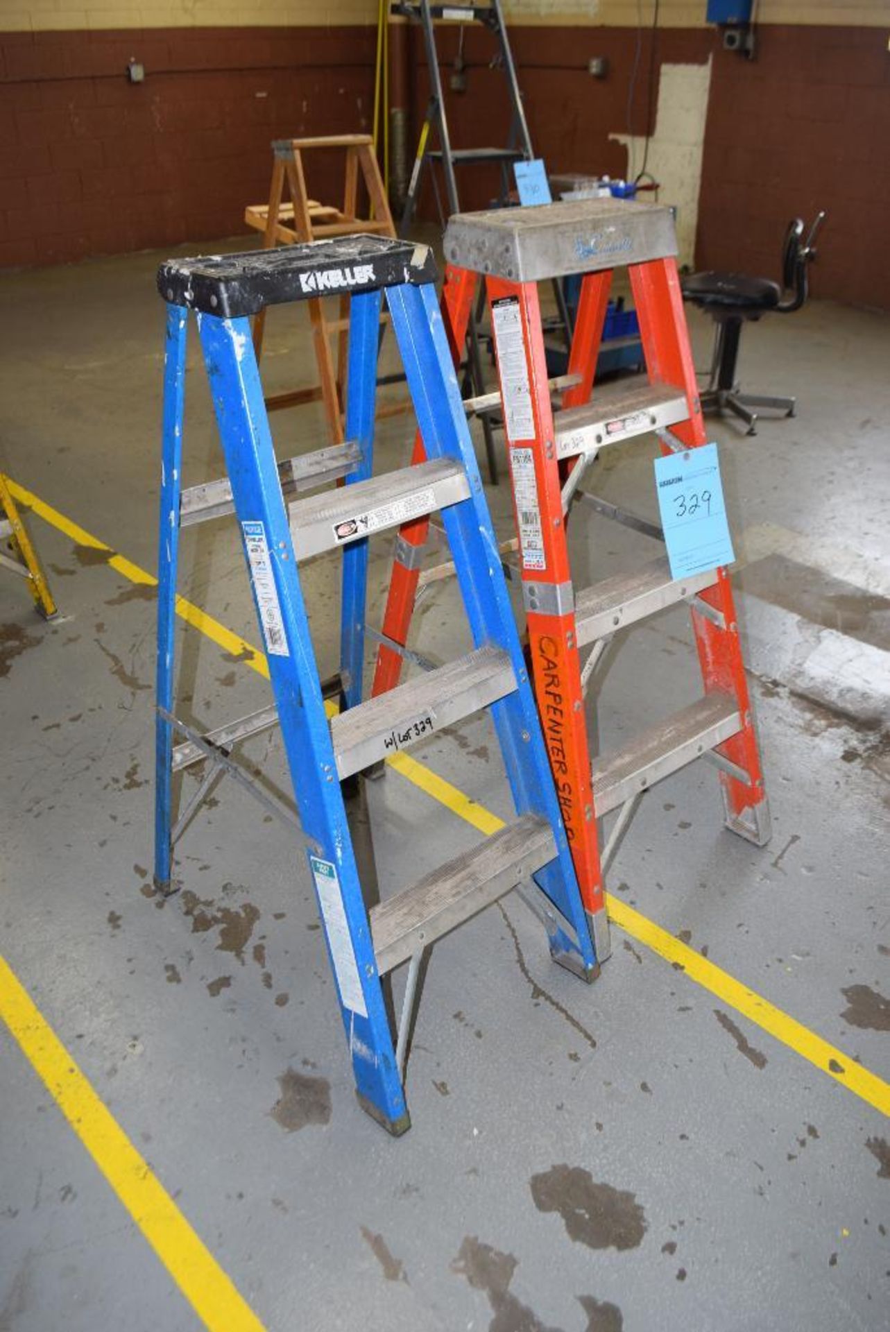 Lot of (2) approximate 4' tall fiberglass ladders. - Image 2 of 3