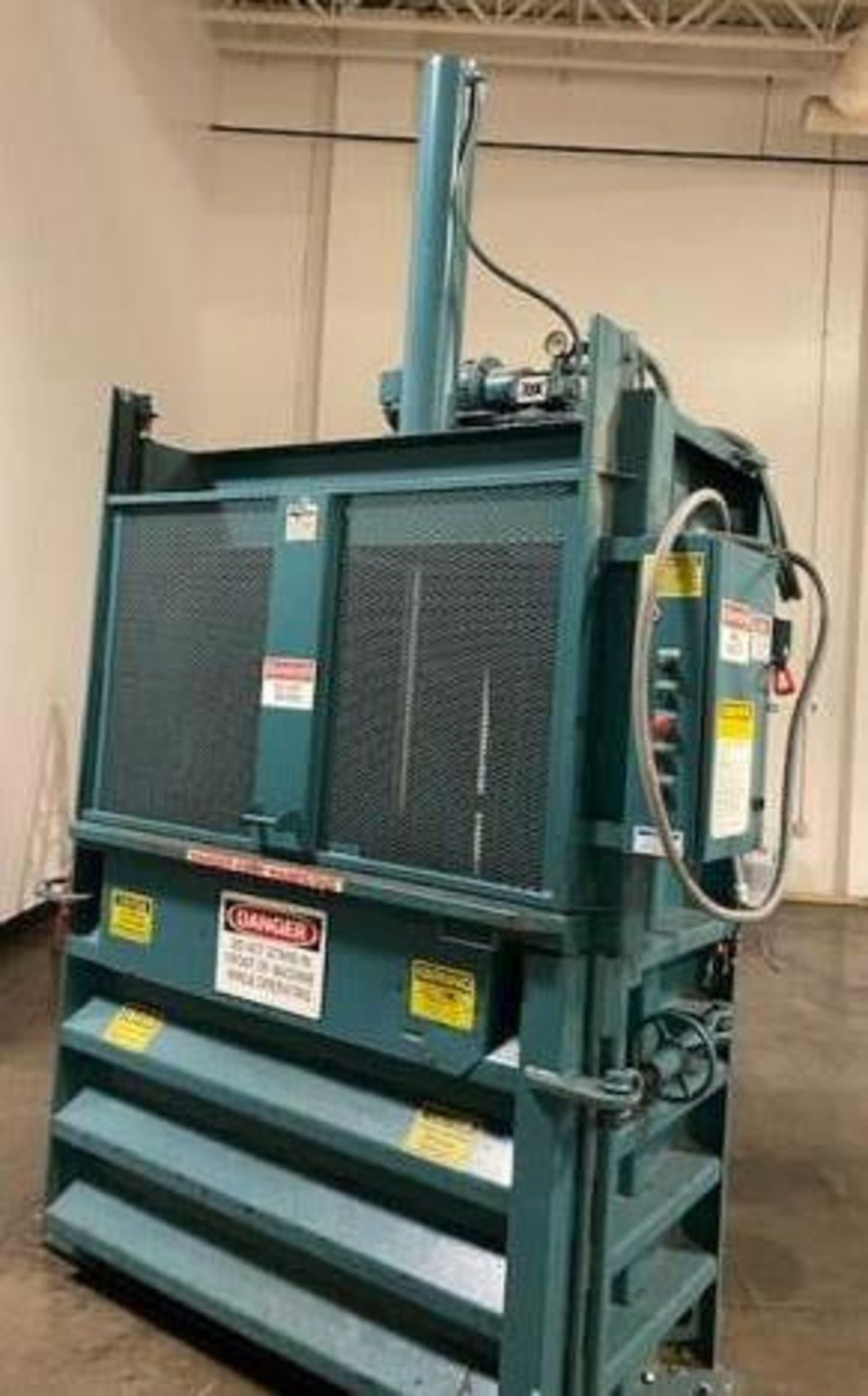 Marathon Vertical Hydraulic Baler Compactor