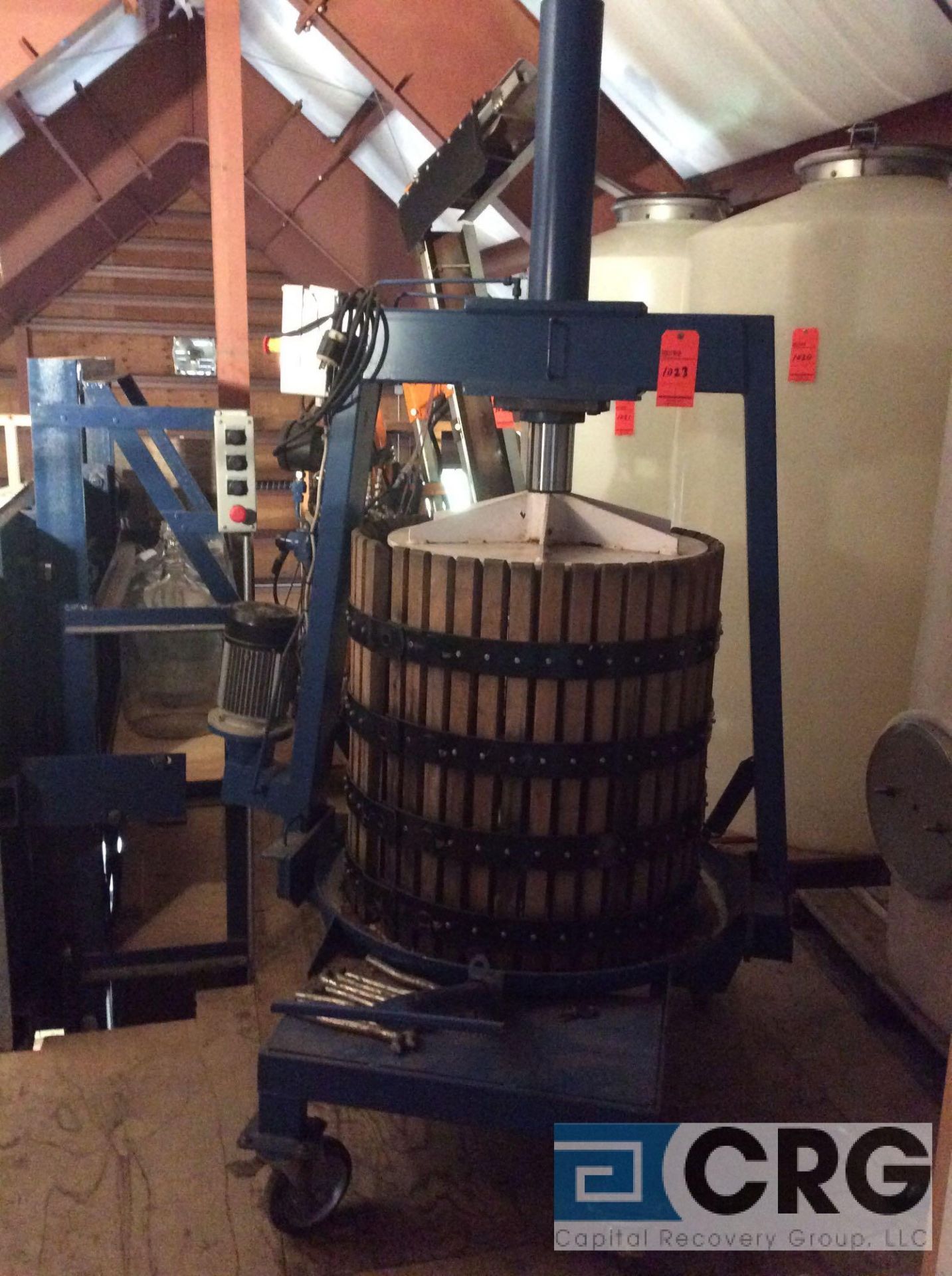 Hydraulic piston press for icewine