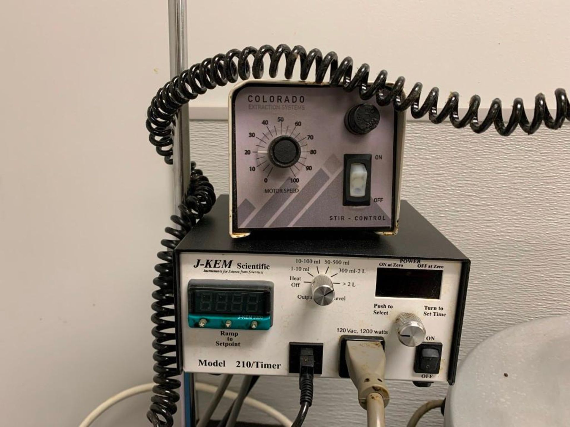 COLORADO EXTRACTION SYSTEMS DECARB STATION WITH J-KEM 2-CHANNEL TEMPATURE CONTOLERS & CONTROLS - Image 3 of 4