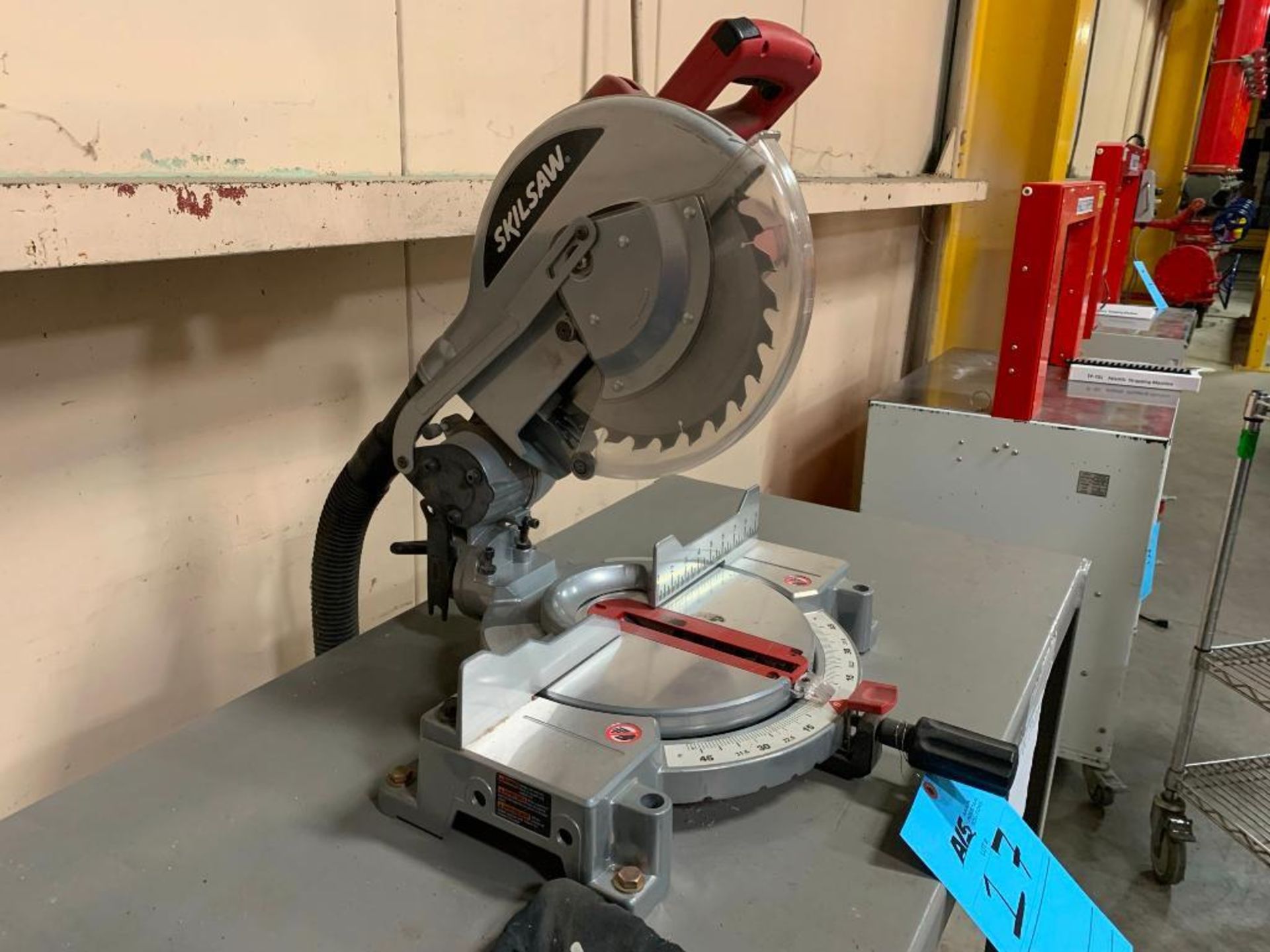 Skillsaw Compound Miter Saw Model 3315, S/N 106, with Shop Vac and Metal Worktable - Image 2 of 7