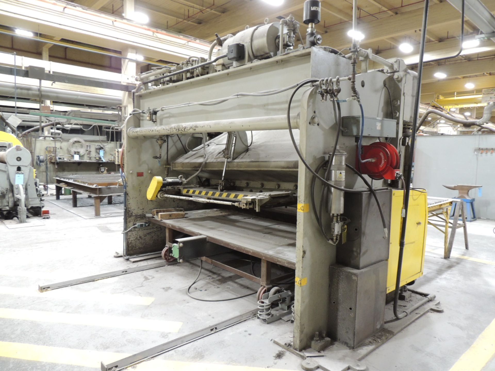 PACIFIC HYDRAULIC SHEAR MODEL 375HD, 3/8'' X 10', S/N 510223, (2) INFEED ROLLER CONVEYORS 26'' X 5', - Image 4 of 6