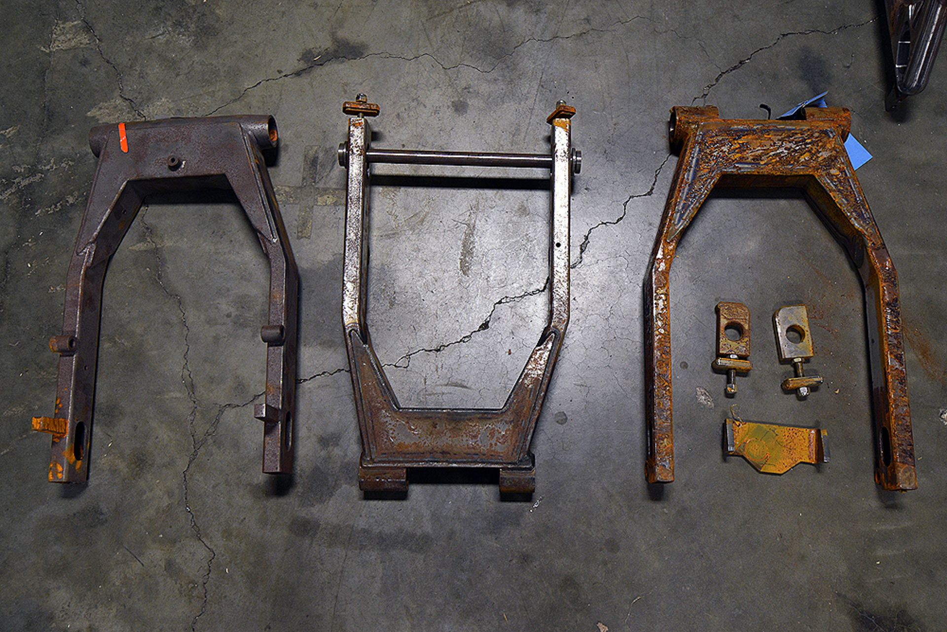 {LOT} (3) Swing Arms