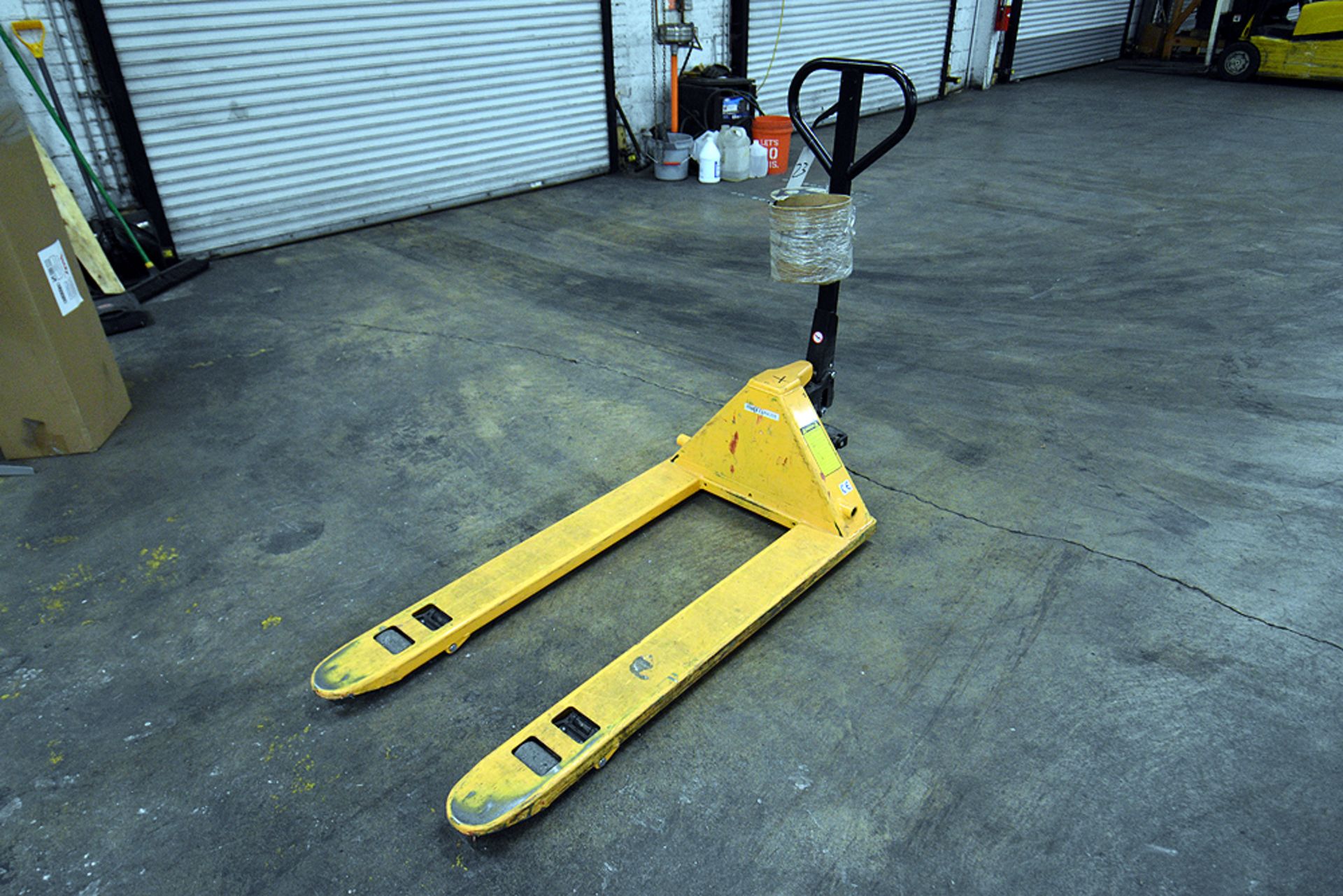 Uline H-1043 5,500lb Manual Pallet Jack