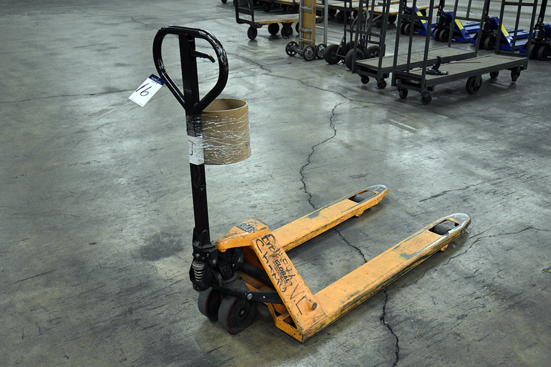 Global 5,500lbs Manual Pallet Jack - Image 2 of 3