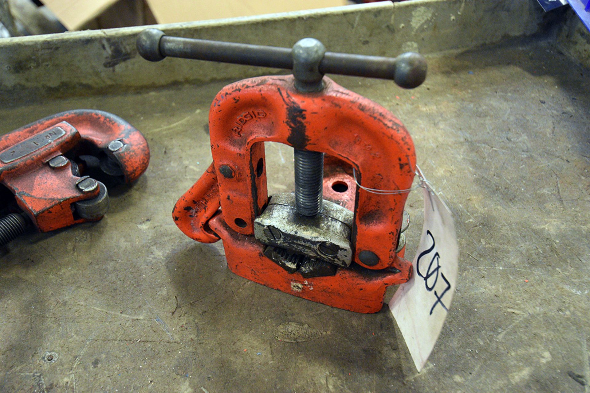 GROUP OF RIGID VISES AND PIPE CUTTER - Image 3 of 5