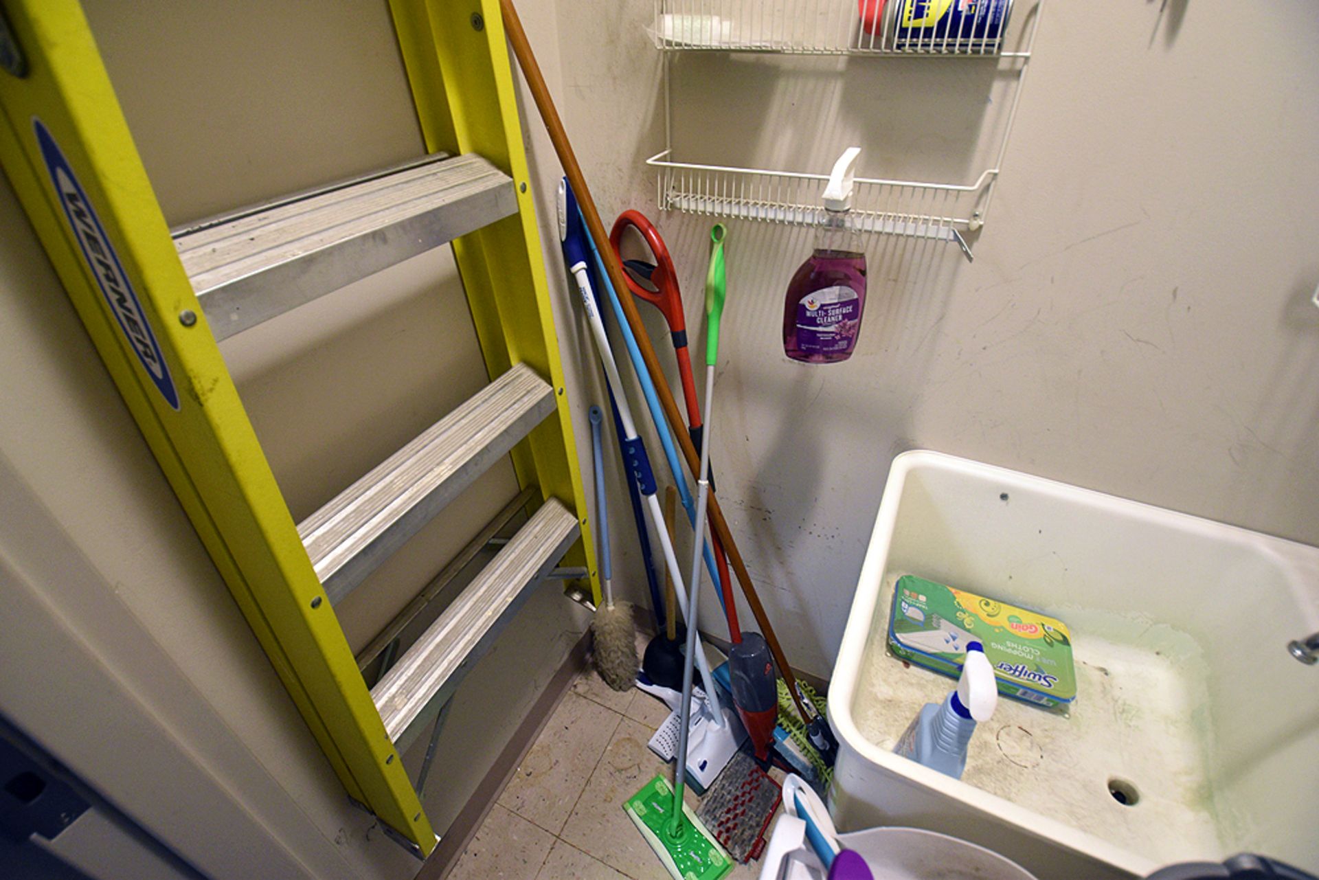 Contents of Janitor Closet - Image 6 of 7