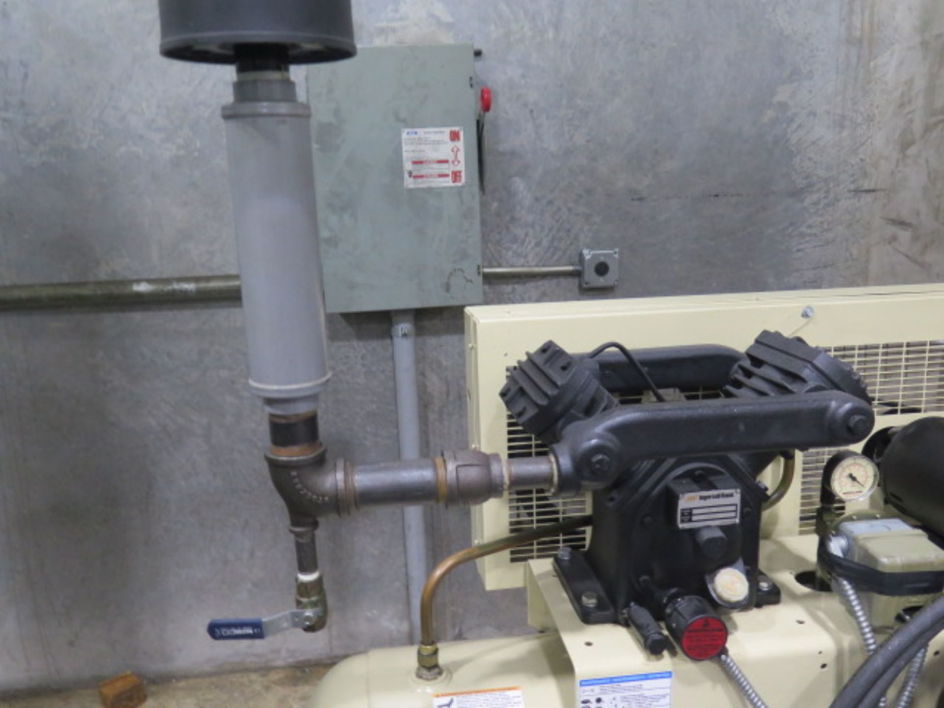 Ingersoll Rand V235D1.5 Vacuum Compressor s/n 0612150226 w/ 1.5Hp Motor, 80 Gallon Tank SOLD AS IS - Image 4 of 8