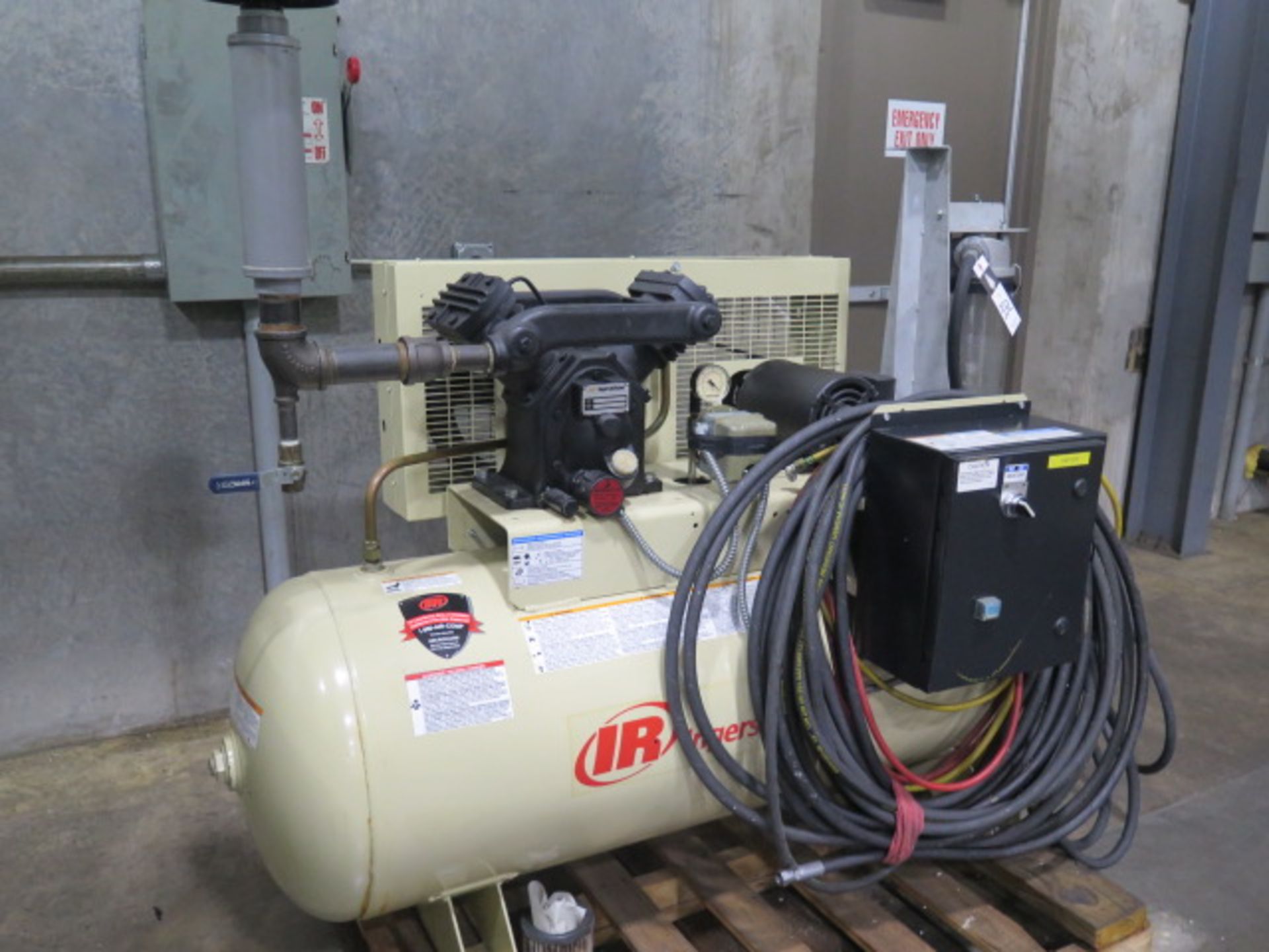 Ingersoll Rand V235D1.5 Vacuum Compressor s/n 0612150226 w/ 1.5Hp Motor, 80 Gallon Tank SOLD AS IS - Image 3 of 8