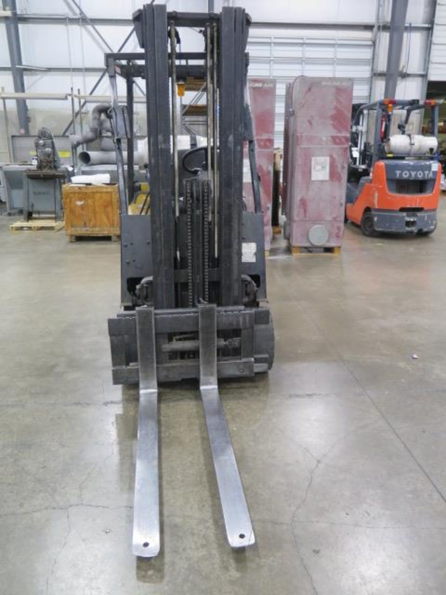 Yale GLC030CENUAE083 3000 Lb LPG Forklift s/n N542835 w/ 3-Stage Mast, 190” Lift Height, SOLD AS IS - Image 4 of 11