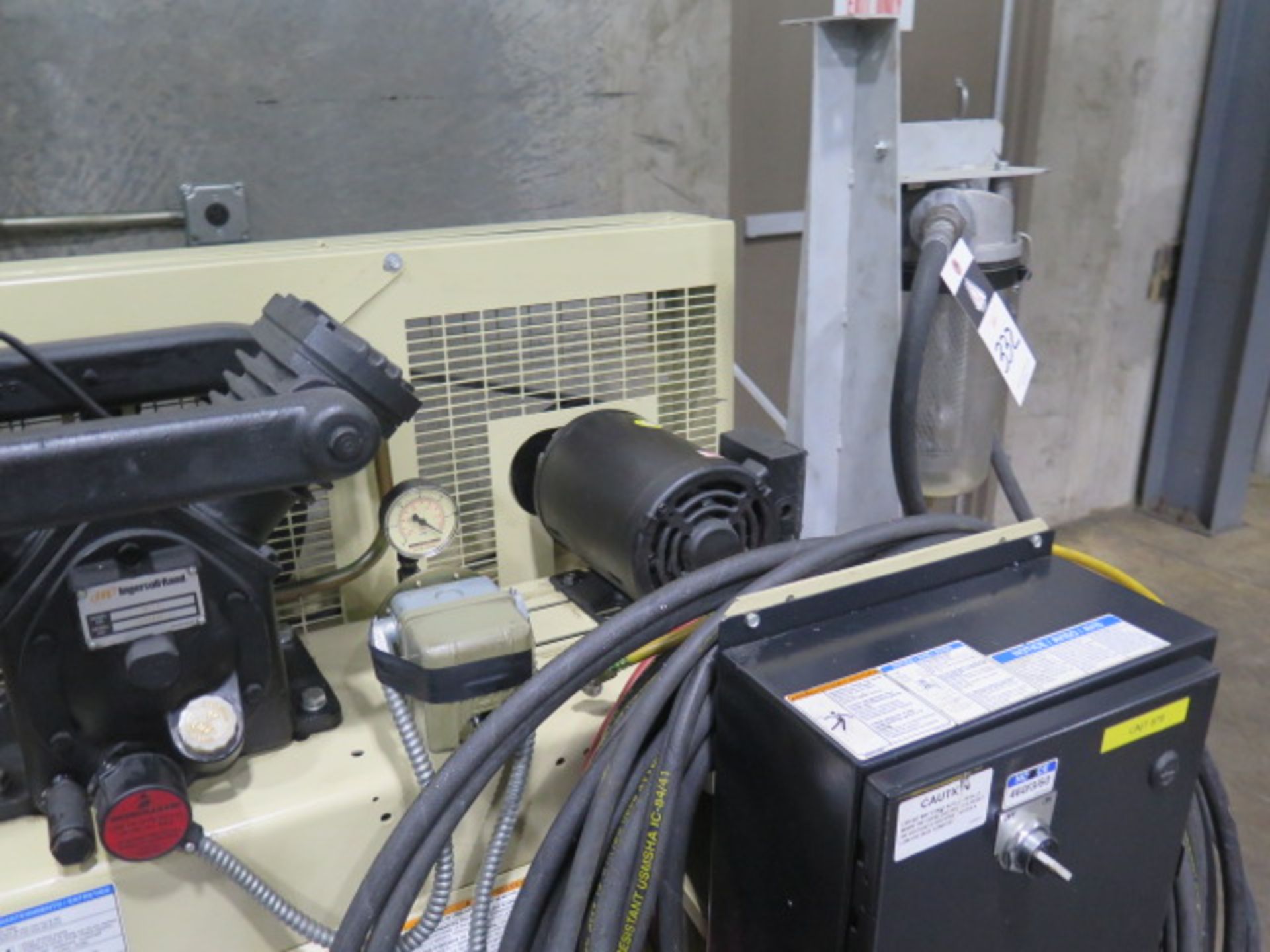 Ingersoll Rand V235D1.5 Vacuum Compressor s/n 0612150226 w/ 1.5Hp Motor, 80 Gallon Tank SOLD AS IS - Image 5 of 8