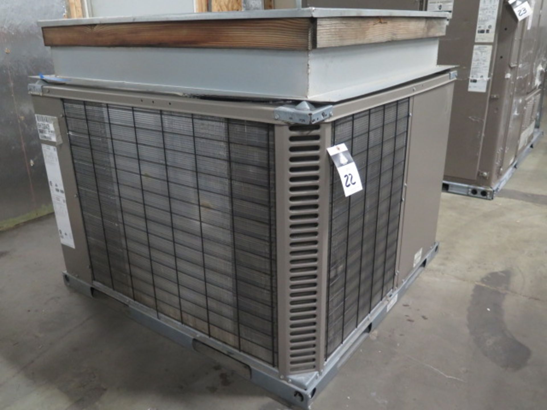 Johnson B6HZ036A25 3 Ton Heat Pump s/n W1M3235628 208/230V-3PH w/ Curb Base (SOLD AS-IS - NO