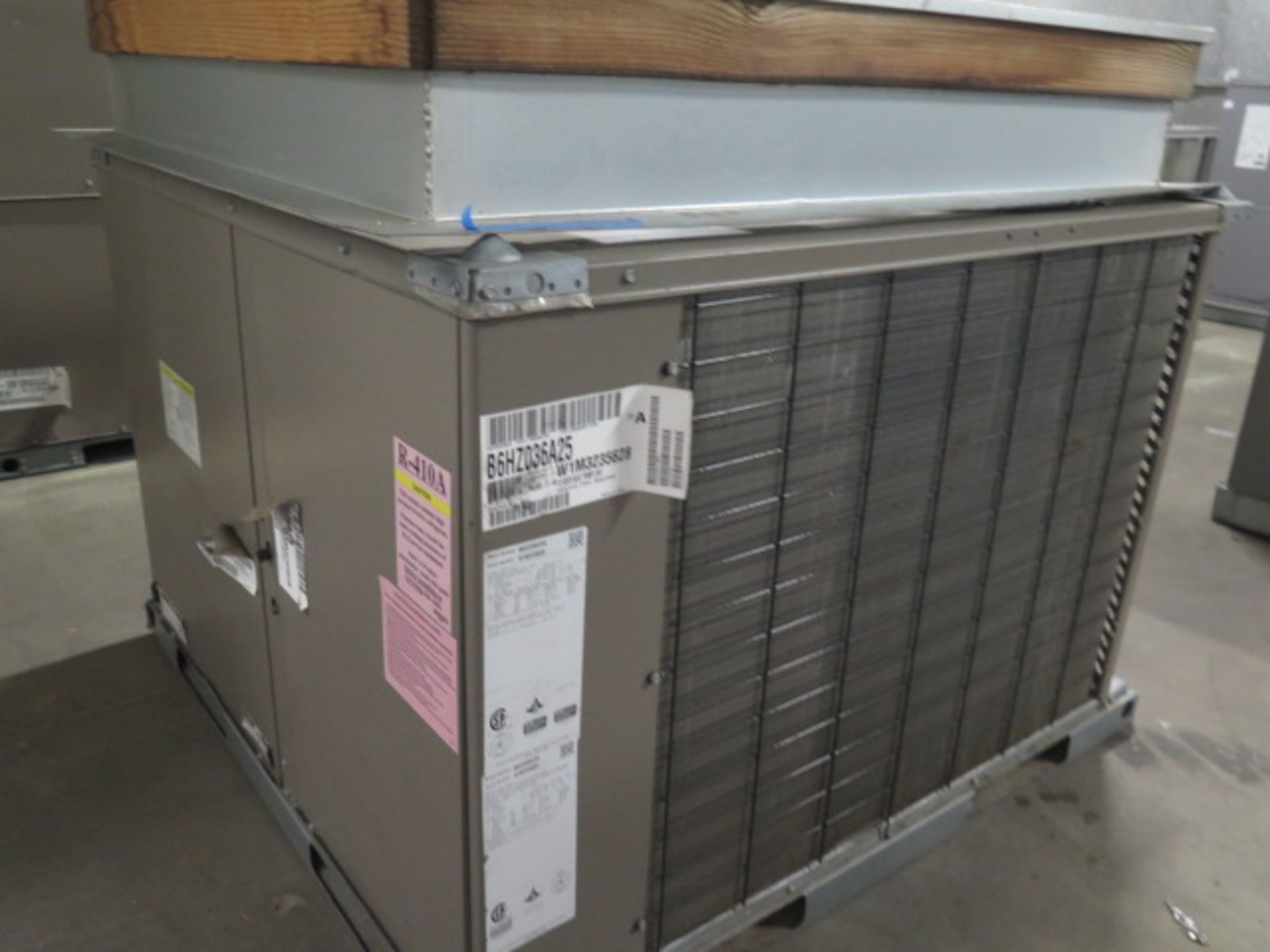 Johnson B6HZ036A25 3 Ton Heat Pump s/n W1M3235628 208/230V-3PH w/ Curb Base (SOLD AS-IS - NO - Image 2 of 6