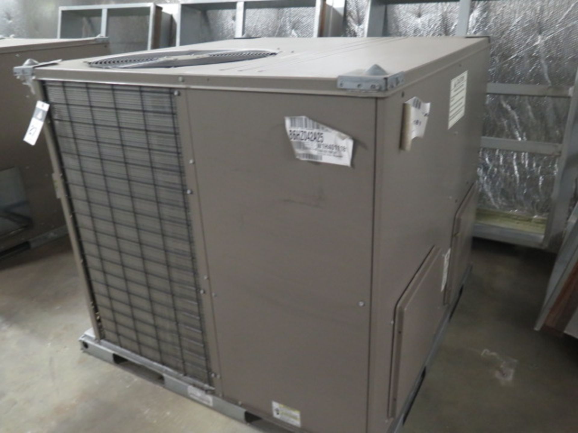 Johnson B6HZ042A25 3.5 Ton Central Heat Pump s/n W1H4011181 208/230V-3PH w/ Curb Base (SOLD AS- - Image 2 of 6