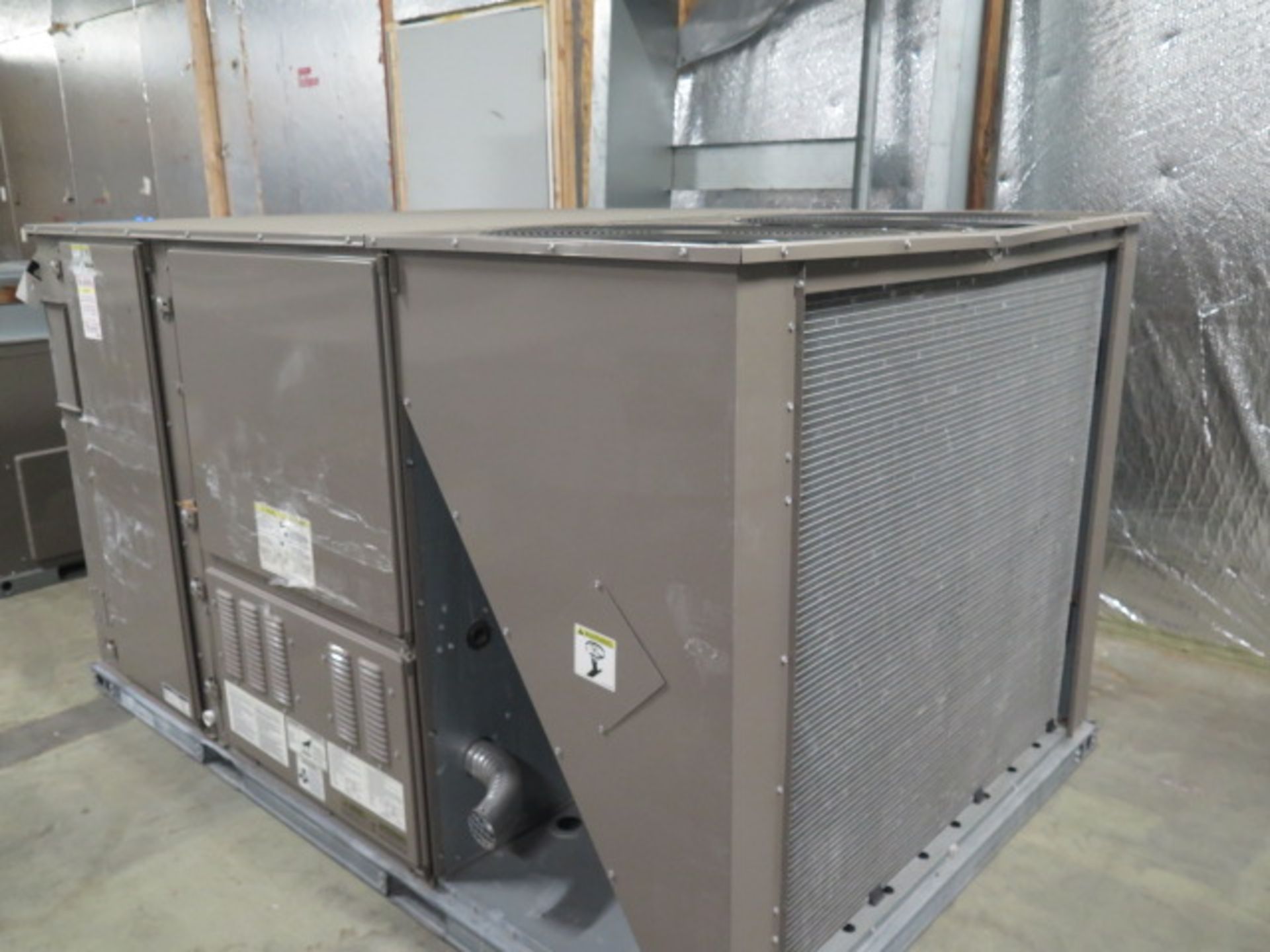Johnson ZS-10N18NWAAA5A 10 Ton Gas Unit s/n N1G3885364 460V-3PH w/ Curb Base (SOLD AS-IS - NO - Image 2 of 7