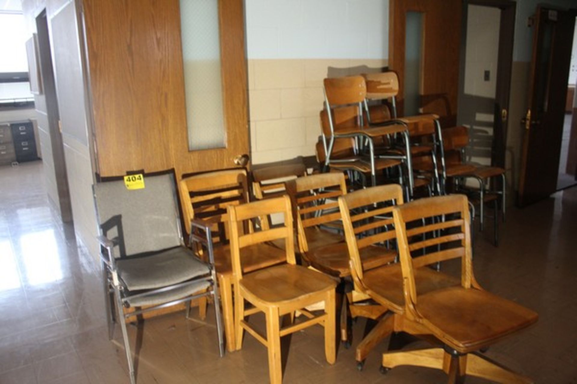 LARGE QUANTITY OF CHAIRS (BUYER HAS RIGHT OF ABANDONMENT)