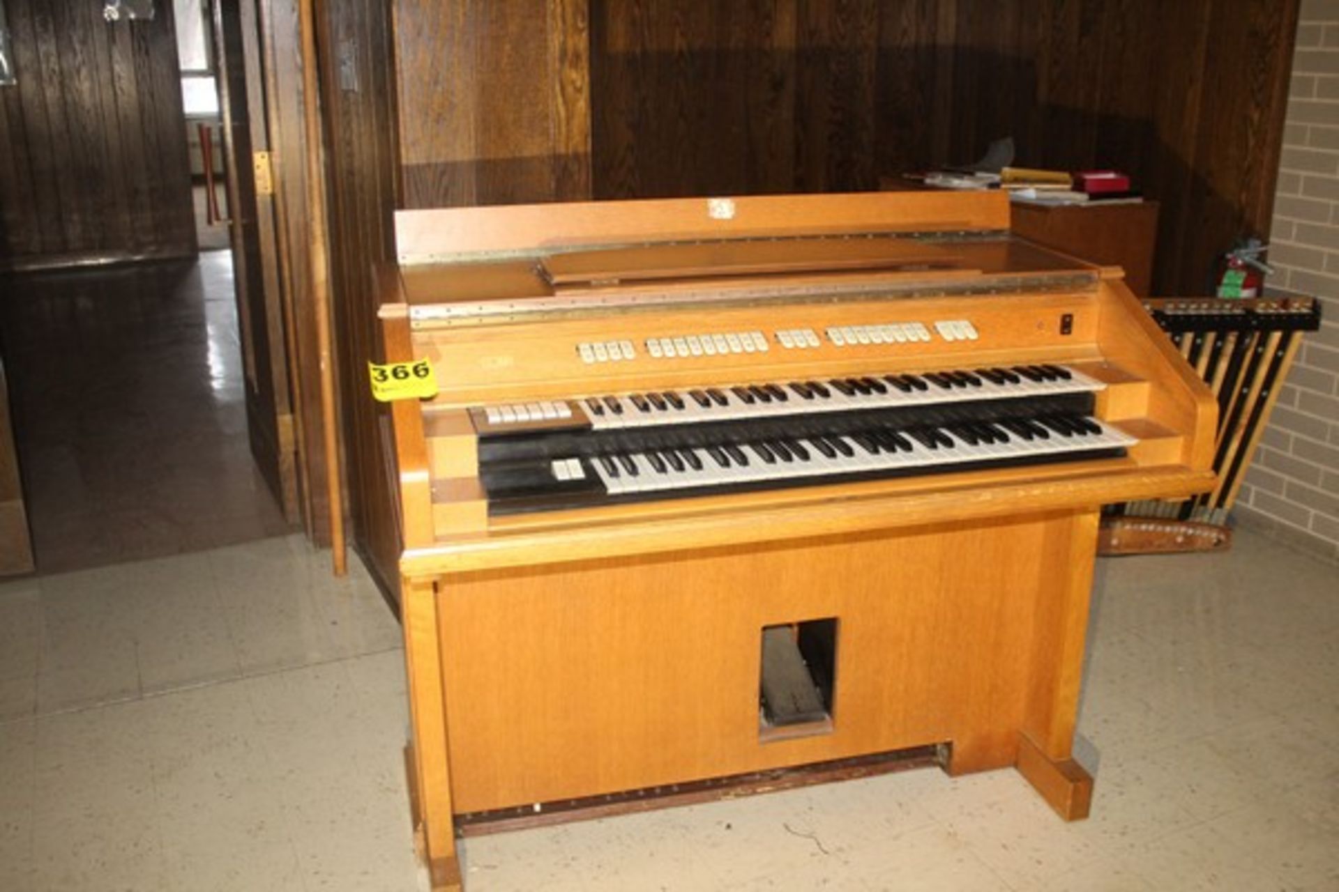 CONN ELECTRIC ORGAN WITH BENCH
