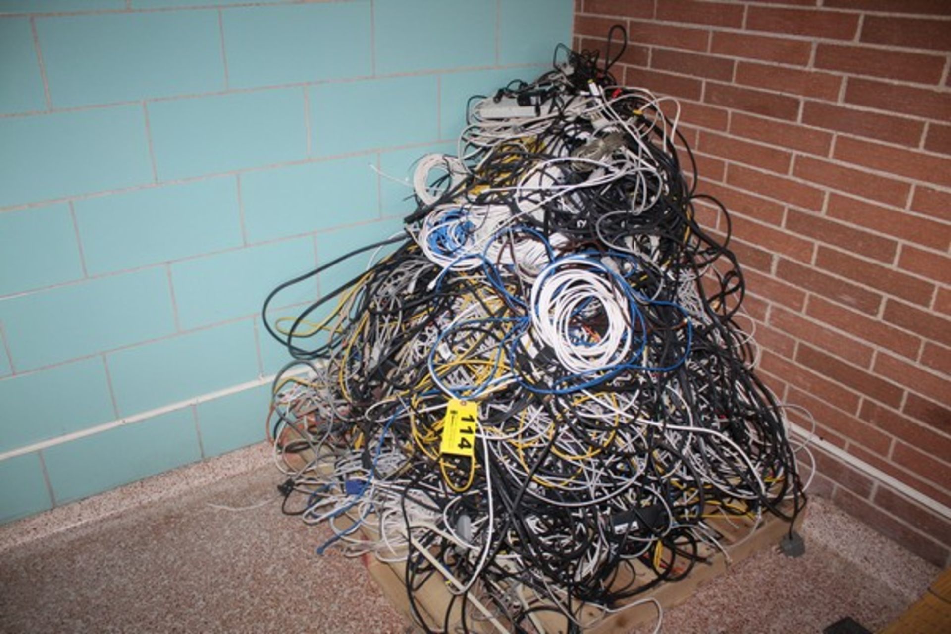 LARGE PILE OF ASSORTED WIRE AND COMMUNICATION CABLE