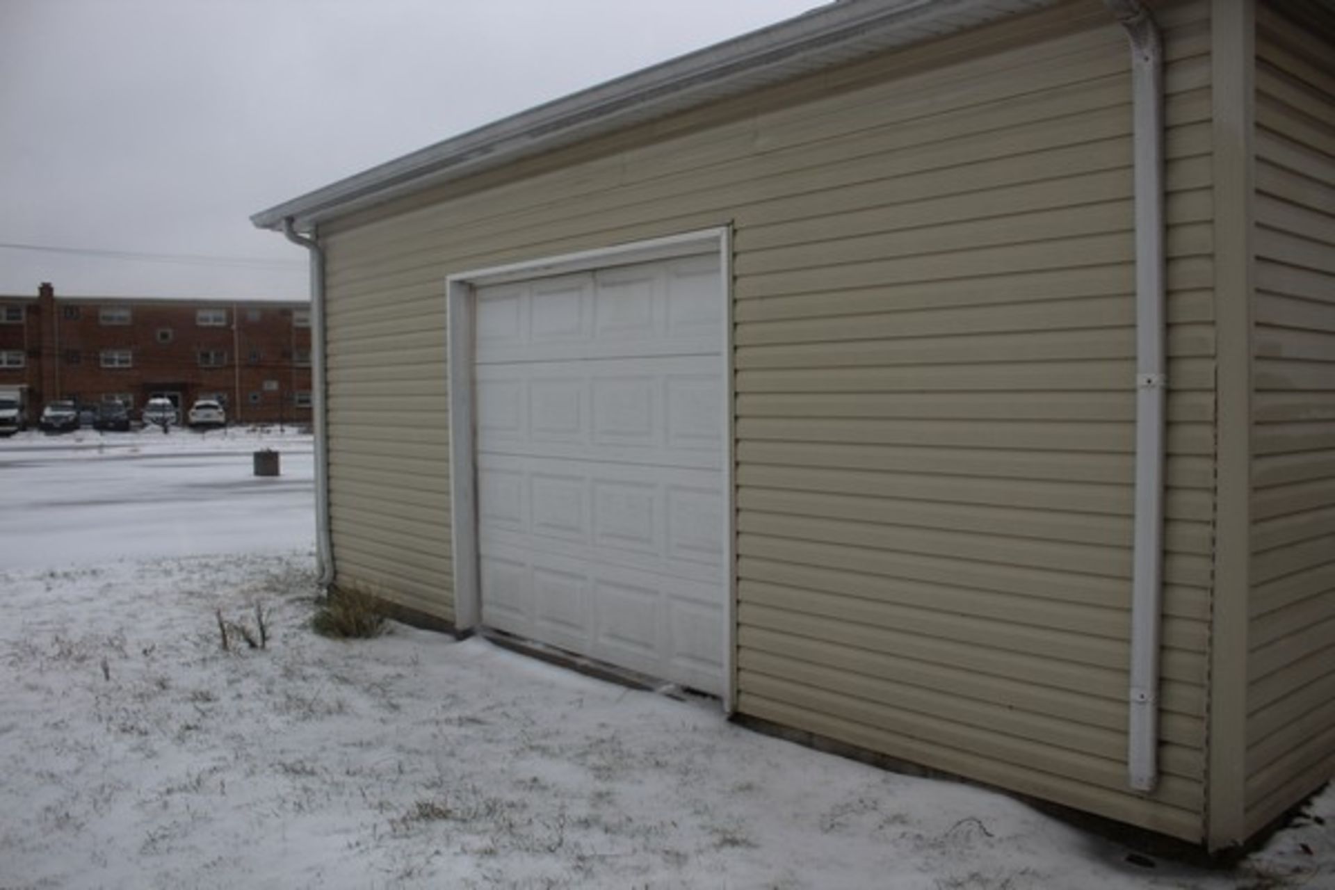 GARAGE WITH FRONT AND REAR ROLLUP DOORS, 22-1/2FT X 26FT - Image 3 of 3