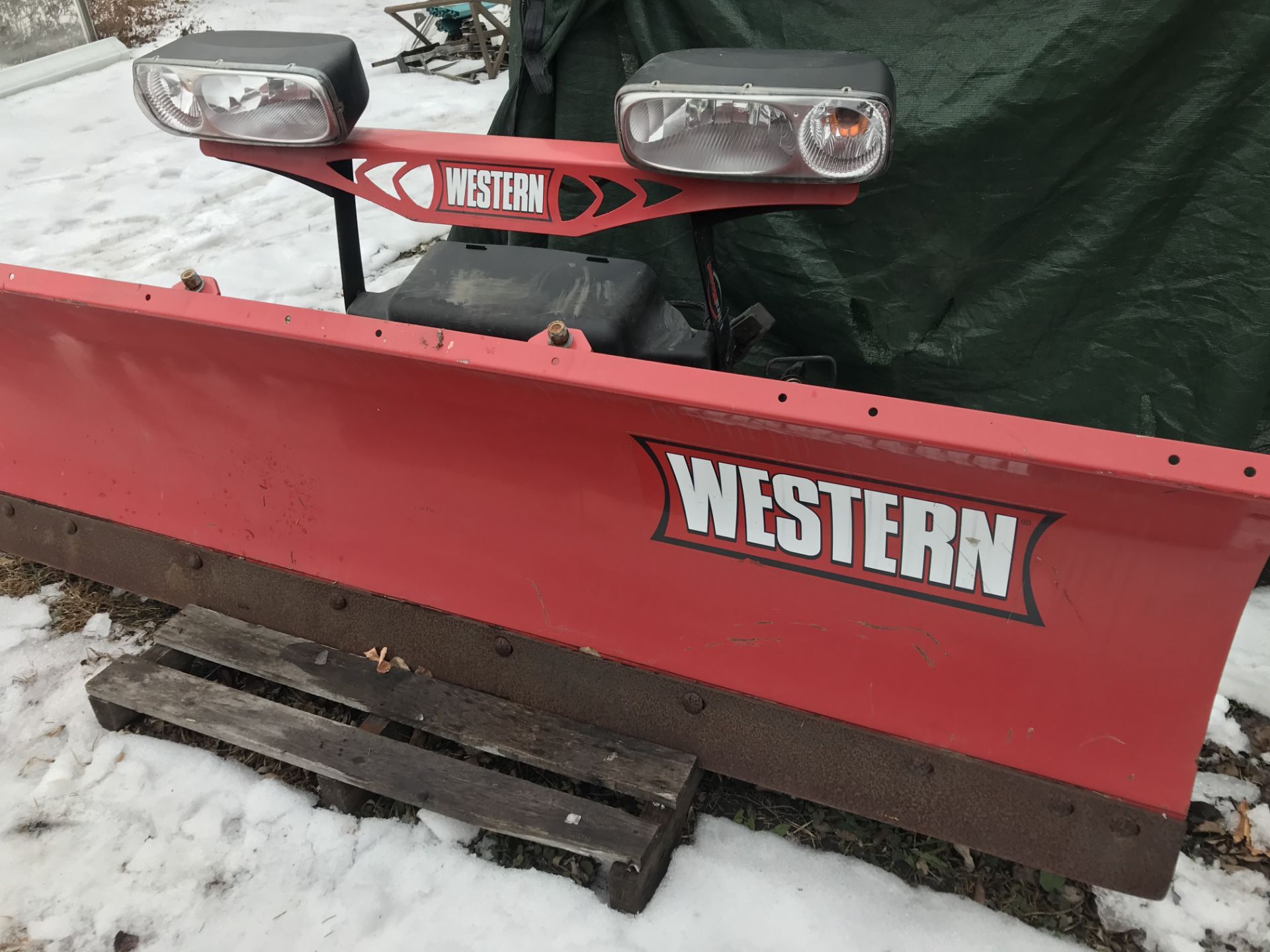 WESTERN 7'6" SNOW PLOW WITH MOUNT AND LIGHT BAR