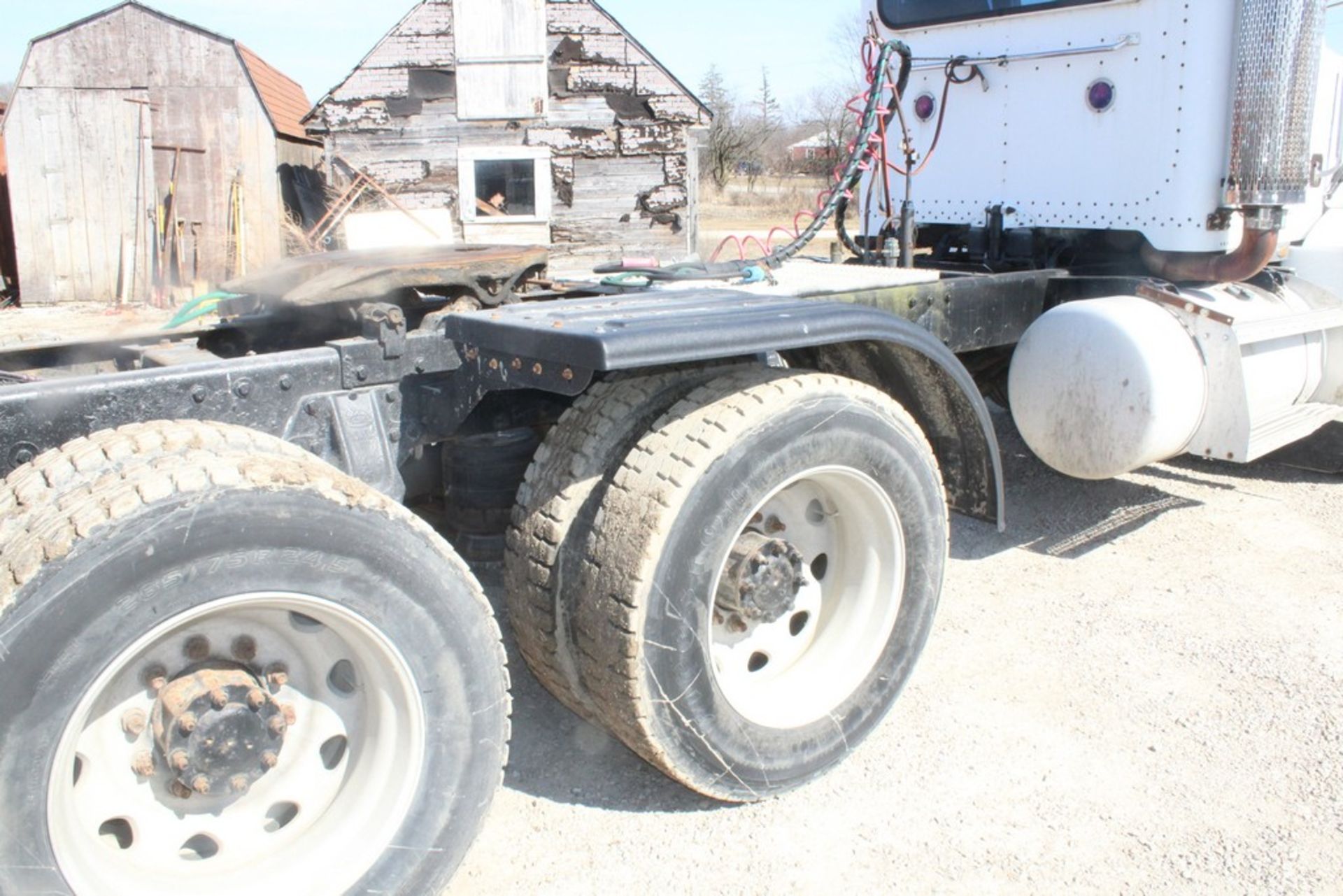 1997 PETERBILT MODEL 377 DAY CAB T/A TRUCK TRACTOR VIN: 1XPCDB8X7VN427215 (1997) CAT 14.6L DIESEL - Image 6 of 11