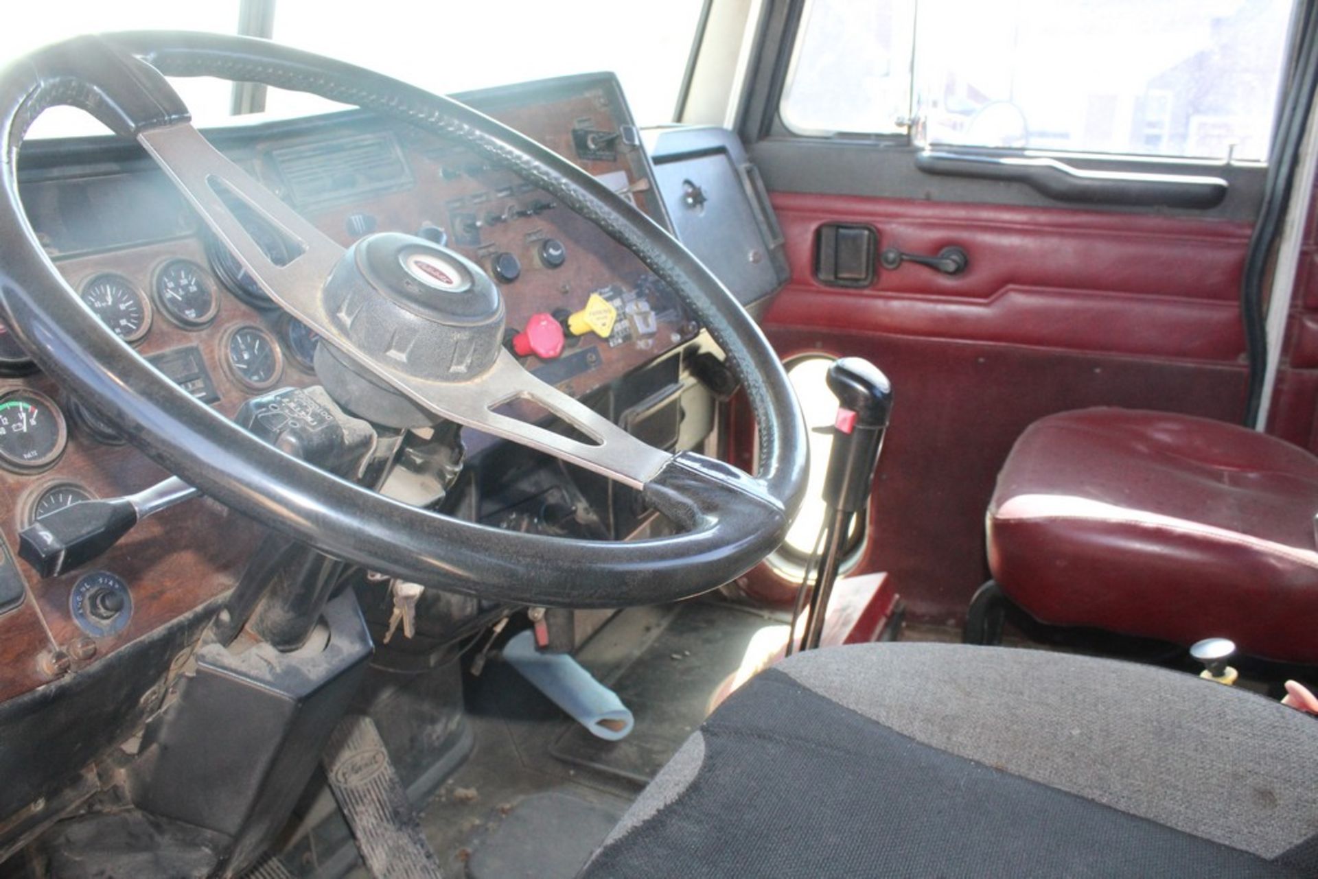 1997 PETERBILT MODEL 377 DAY CAB T/A TRUCK TRACTOR VIN: 1XPCDB8X7VN427215 (1997) CAT 14.6L DIESEL - Image 7 of 11