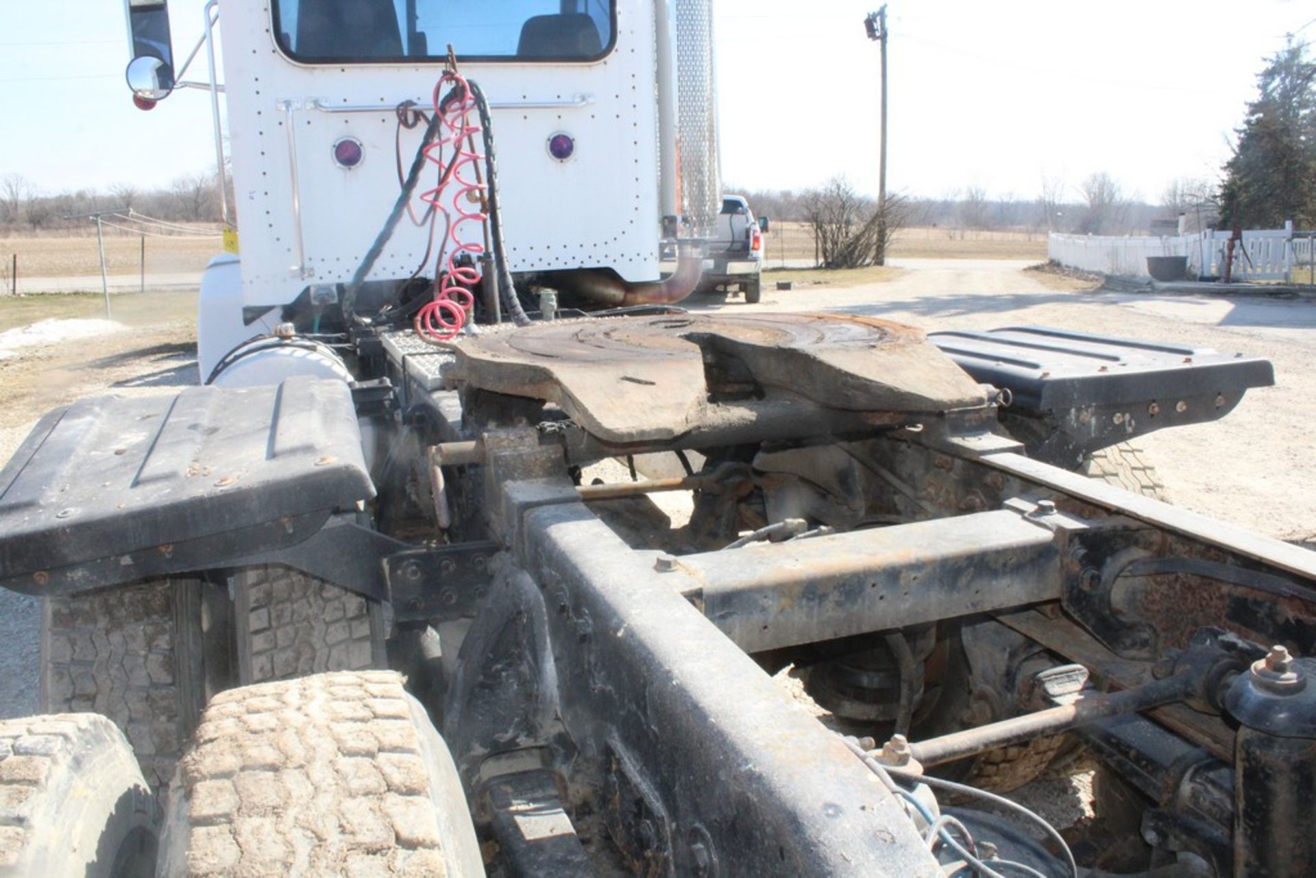 1997 PETERBILT MODEL 377 DAY CAB T/A TRUCK TRACTOR VIN: 1XPCDB8X7VN427215 (1997) CAT 14.6L DIESEL - Image 5 of 11