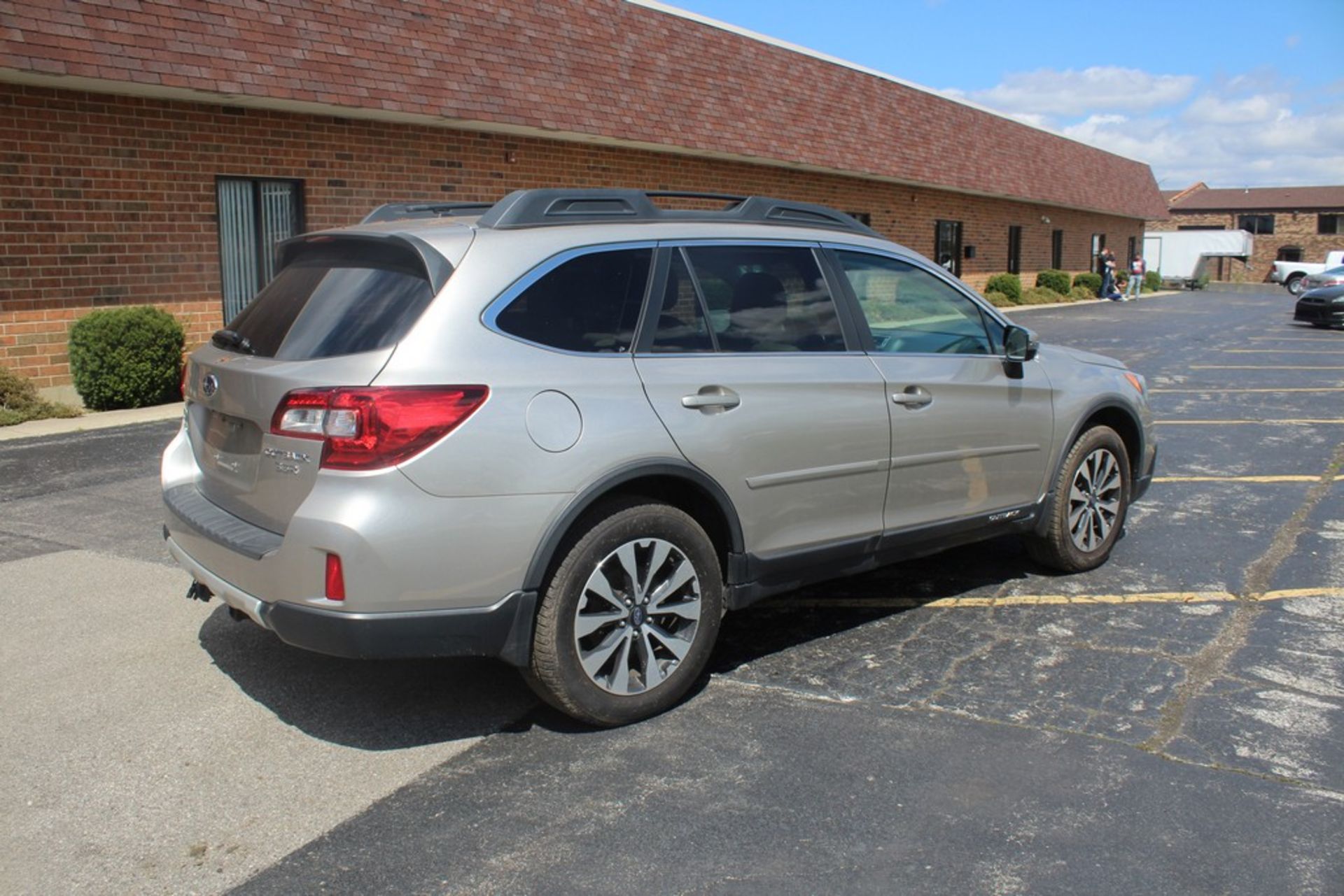 2015 SUBURU OUTBACK AWD 3.6R SPORT UTILITY VEHICLE VIN: 4S4BSENC3F3330429 3.6L 6-CYLINDER, A/T, - Image 3 of 8