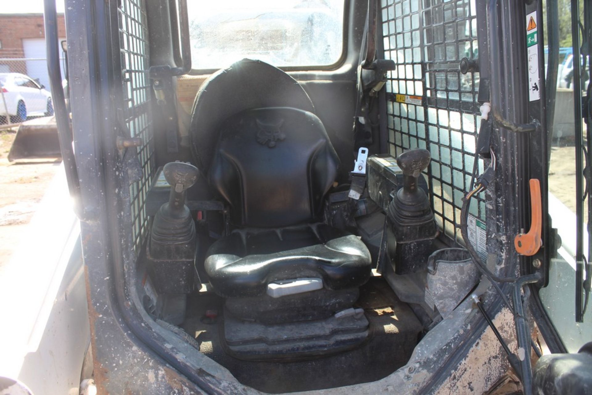 2014 BOBCAT S770 2-SPEED SKID STEER LOADER S/N: ATF212466 (2014) 72-IN. UNIVERSAL BUCKET, AUX. HYD., - Image 8 of 11