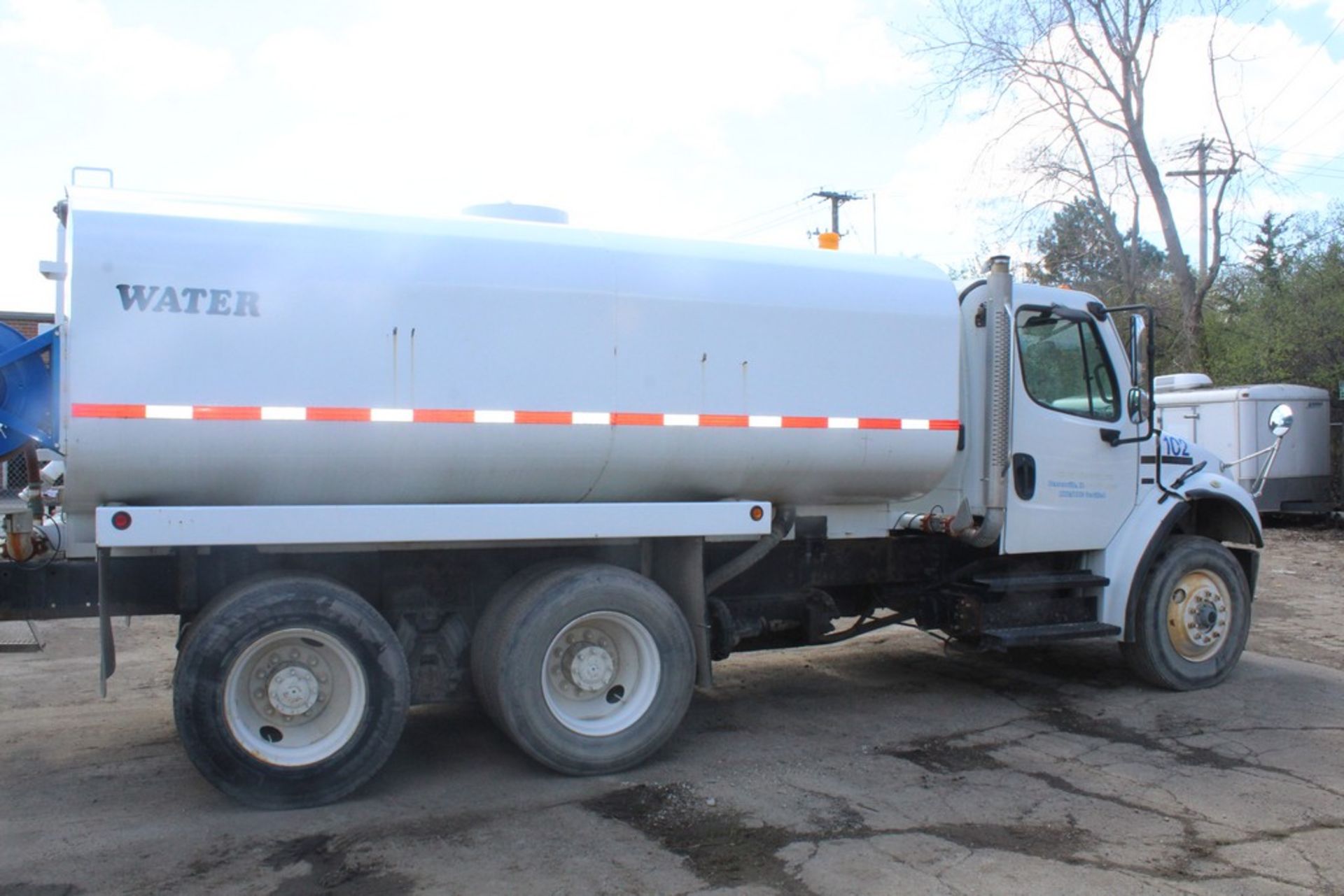 2007 FREIGHTLINER 2000 GALLON (est.) TANDEM AXLE WATER TRUCK VIN: 1FVHCYCS97HX13842 (2007) - Image 4 of 10