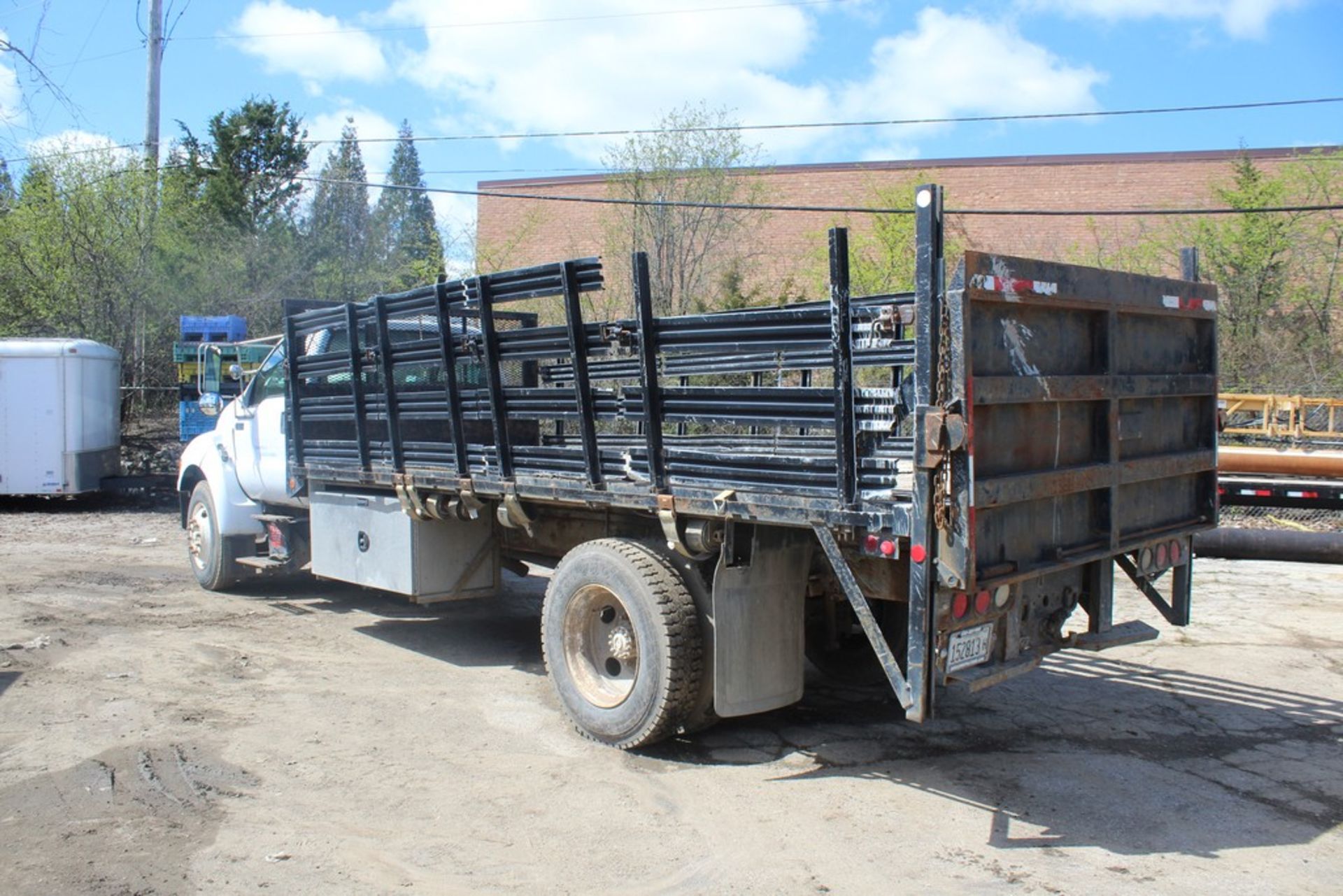 2000 FORD F-650 XL SUPER DUTY 18-FT. S/A STAKE-SIDE FLATBED TRUCK VIN: 3FDNF6527YMA51694 (2000) - Image 4 of 9