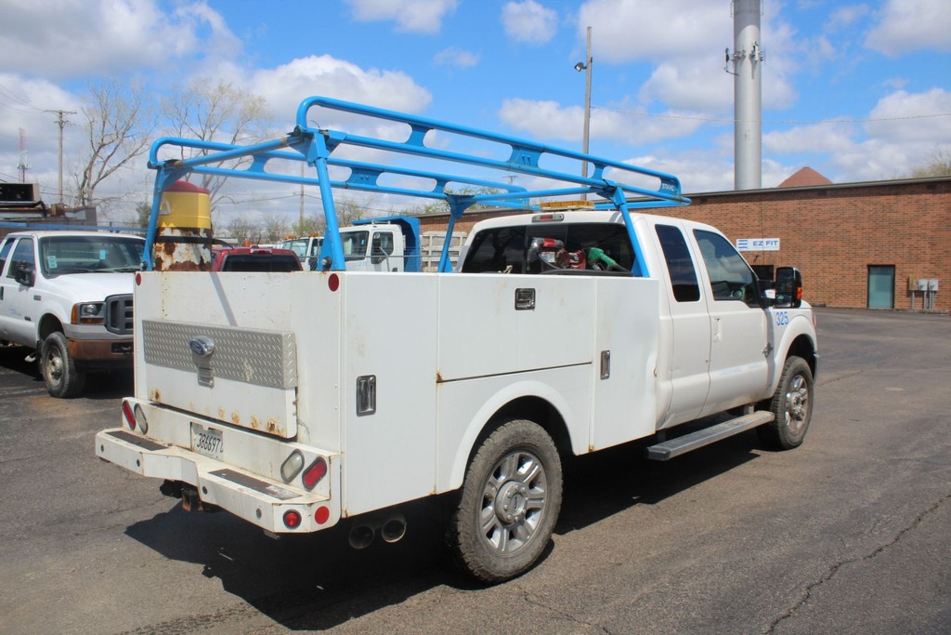 2015 FORD F-350 LARIAT SUPER DUTY EXTENDED CAB 4 X 4 UTILITY TRUCK VIN: 1FT8X3BT8FED26342 (2015) 6. - Image 3 of 10