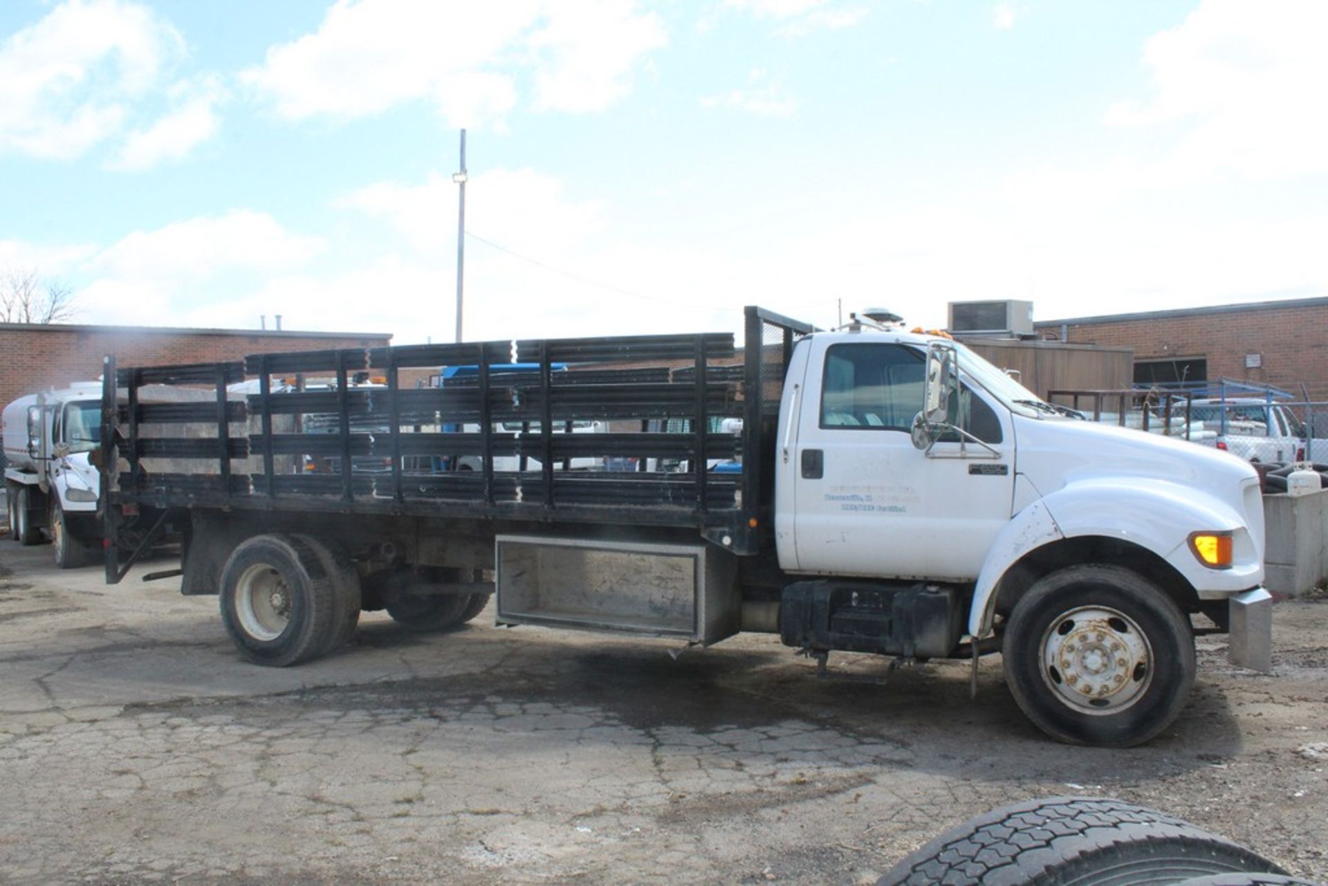 2000 FORD F-650 XL SUPER DUTY 18-FT. S/A STAKE-SIDE FLATBED TRUCK VIN: 3FDNF6527YMA51694 (2000) - Image 2 of 9