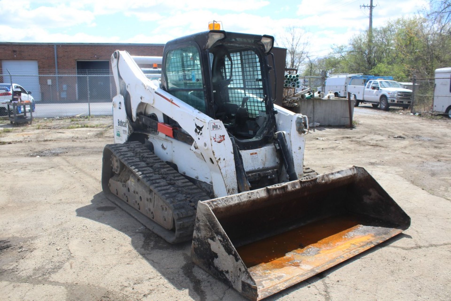 2014 BOBCAT T870 2-SPEED COMPACT TRACK LOADER S/N: AN8L12647 (2014) 84-IN. UNIVERSAL BUCKET, AUX. - Image 6 of 11