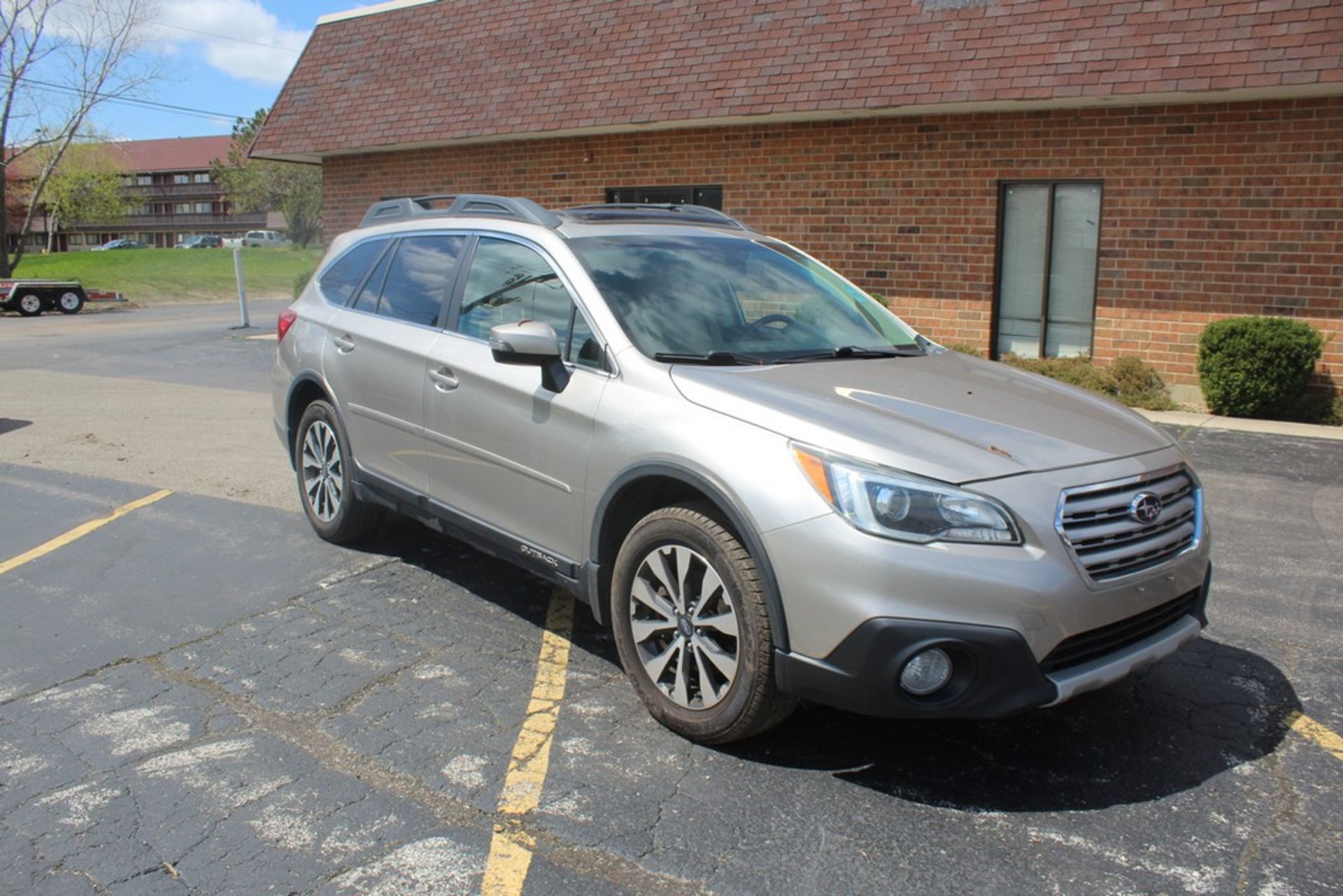 2015 SUBURU OUTBACK AWD 3.6R SPORT UTILITY VEHICLE VIN: 4S4BSENC3F3330429 3.6L 6-CYLINDER, A/T, - Image 2 of 8