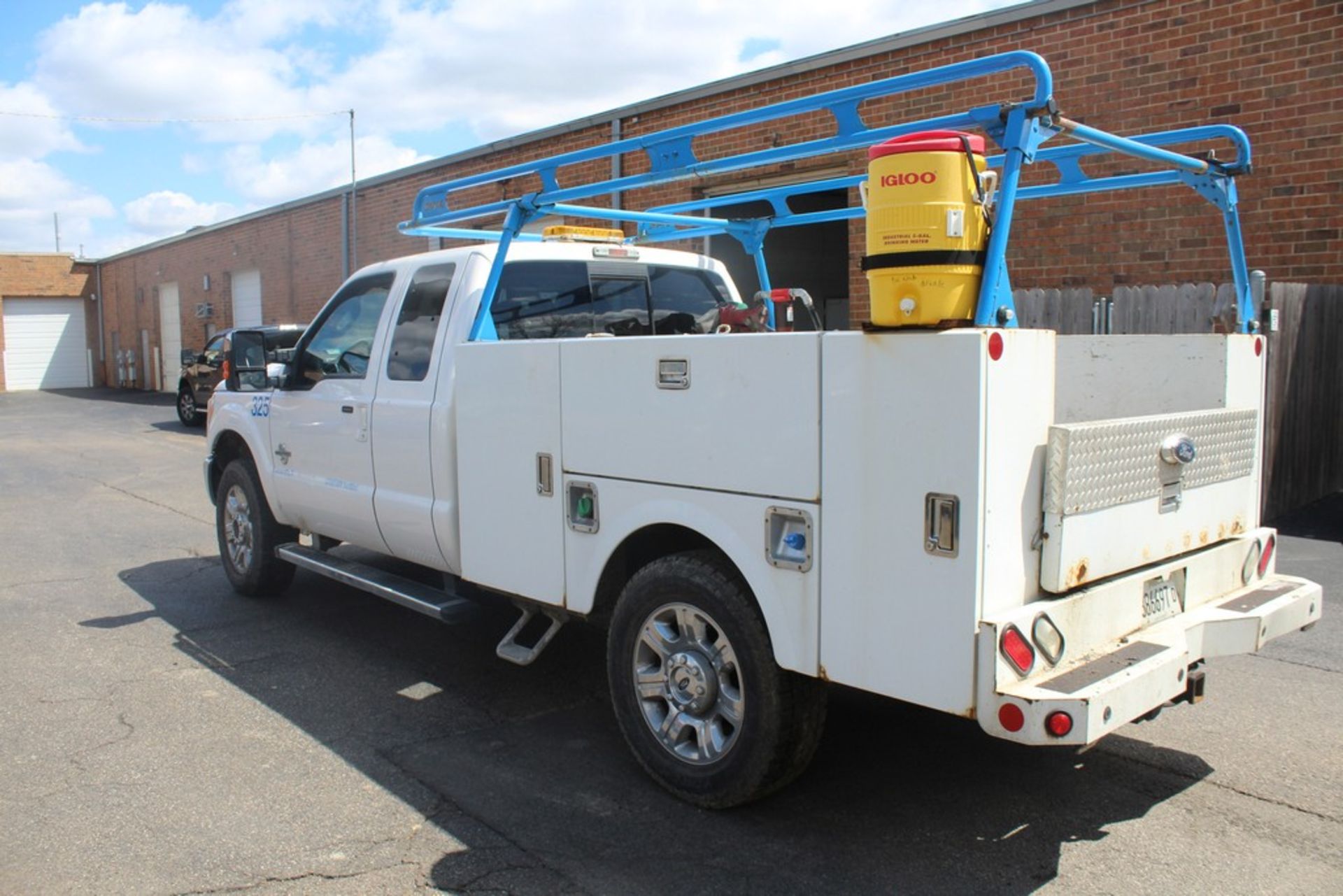 2015 FORD F-350 LARIAT SUPER DUTY EXTENDED CAB 4 X 4 UTILITY TRUCK VIN: 1FT8X3BT8FED26342 (2015) 6. - Image 5 of 10