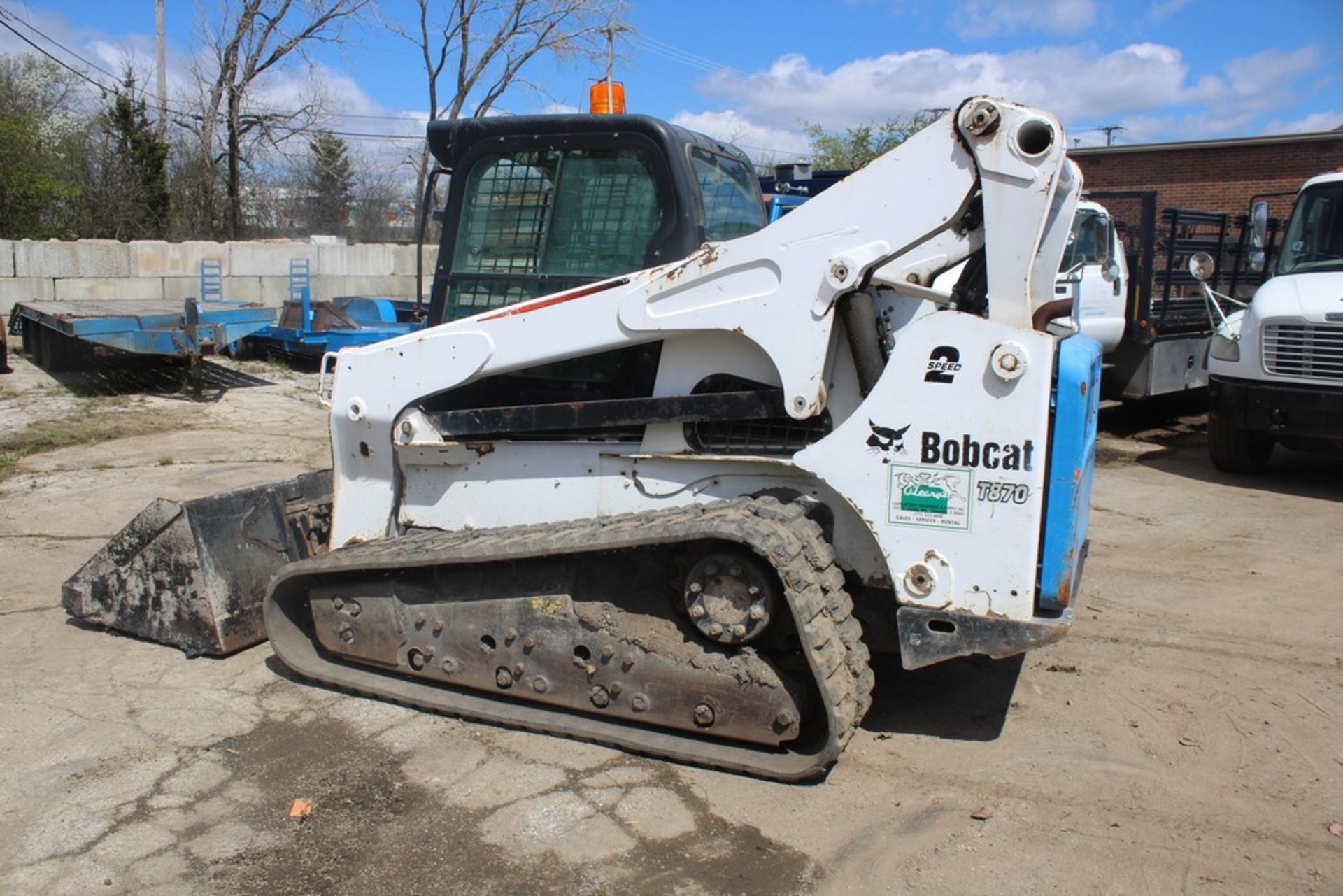 2014 BOBCAT T870 2-SPEED COMPACT TRACK LOADER S/N: AN8L12647 (2014) 84-IN. UNIVERSAL BUCKET, AUX. - Image 4 of 11