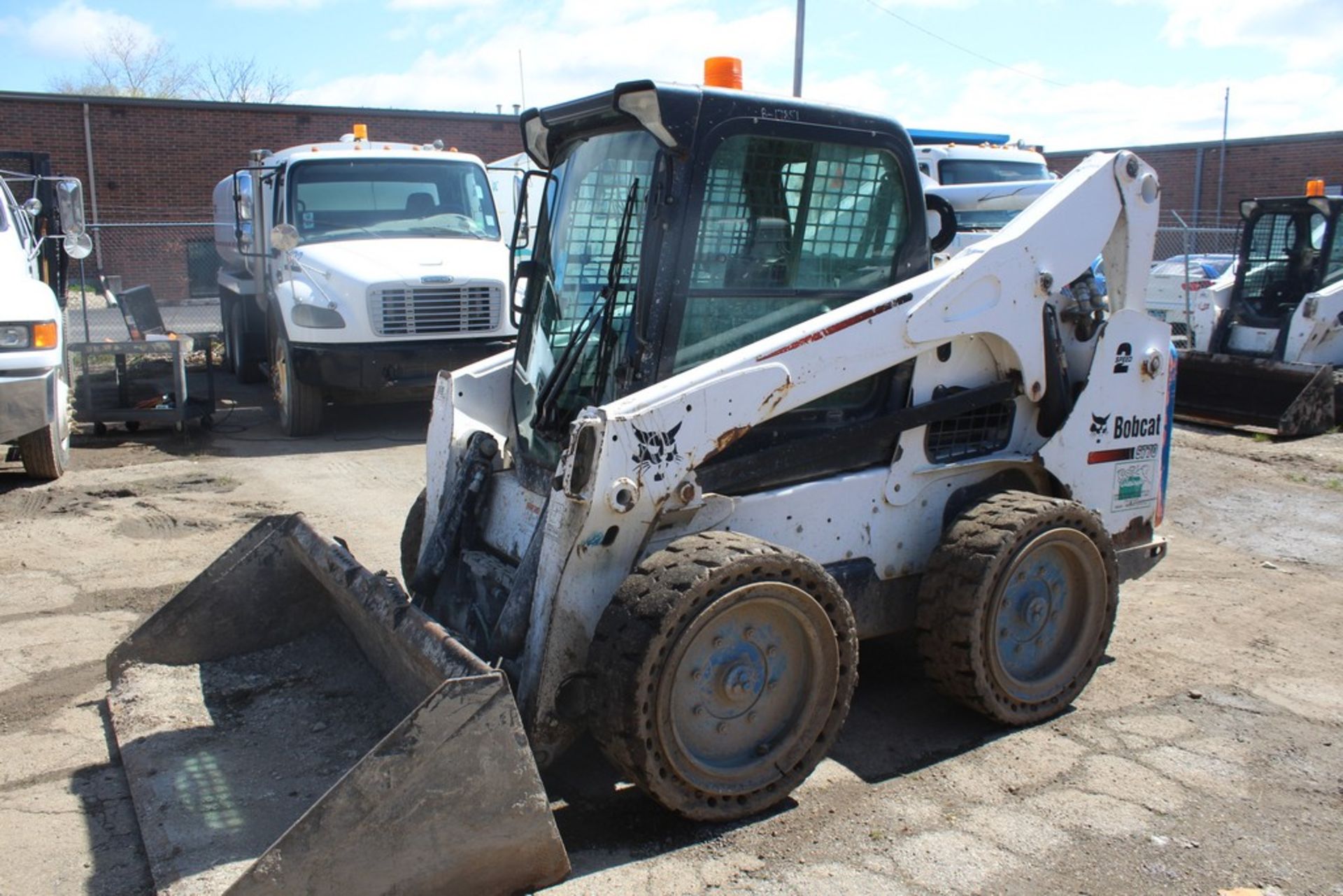 2014 BOBCAT S770 2-SPEED SKID STEER LOADER S/N: ATF212466 (2014) 72-IN. UNIVERSAL BUCKET, AUX. HYD., - Image 3 of 11