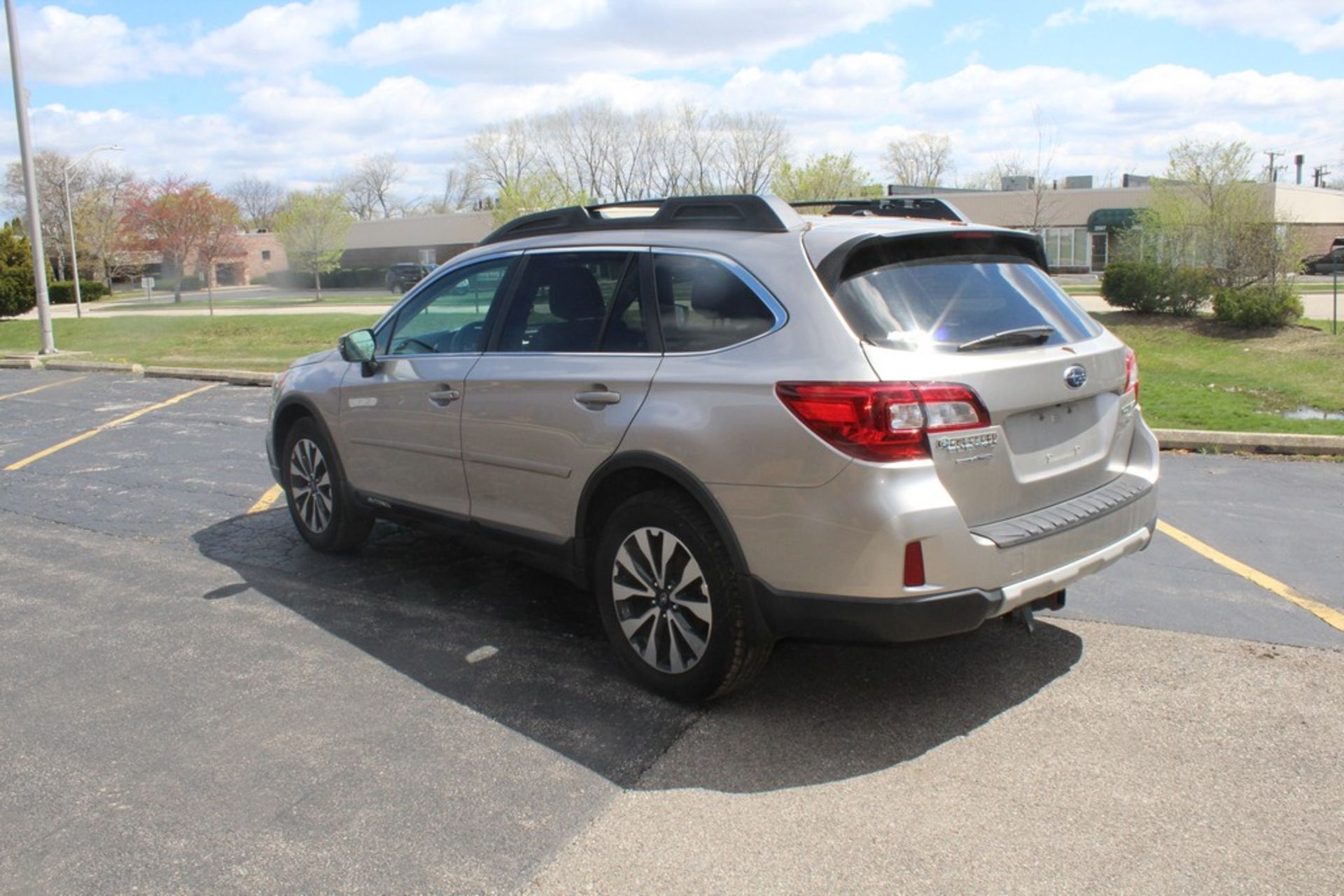 2015 SUBURU OUTBACK AWD 3.6R SPORT UTILITY VEHICLE VIN: 4S4BSENC3F3330429 3.6L 6-CYLINDER, A/T, - Image 4 of 8