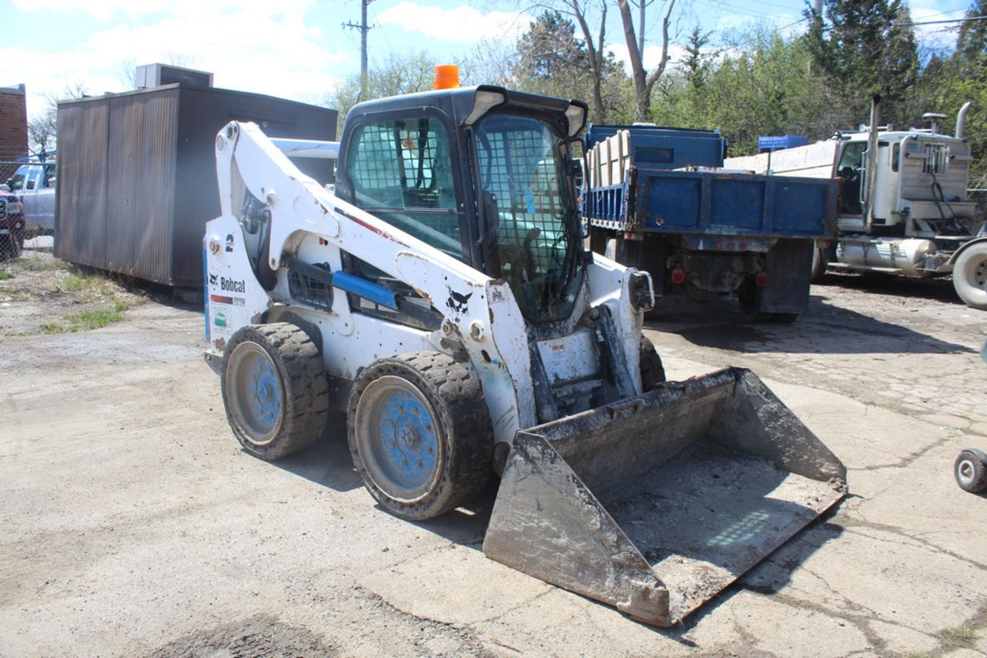 2014 BOBCAT S770 2-SPEED SKID STEER LOADER S/N: ATF212466 (2014) 72-IN. UNIVERSAL BUCKET, AUX. HYD.,