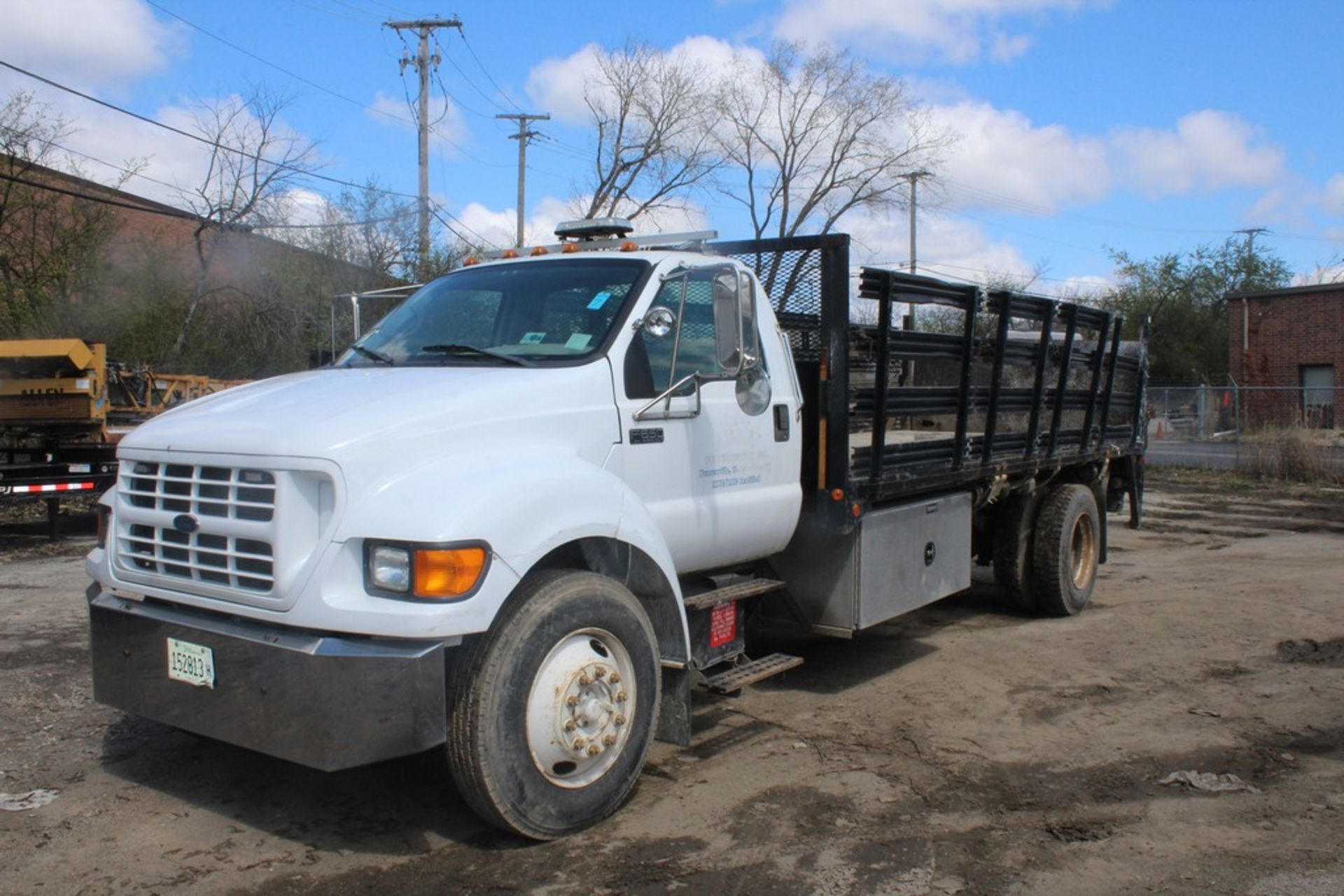 2000 FORD F-650 XL SUPER DUTY 18-FT. S/A STAKE-SIDE FLATBED TRUCK VIN: 3FDNF6527YMA51694 (2000)