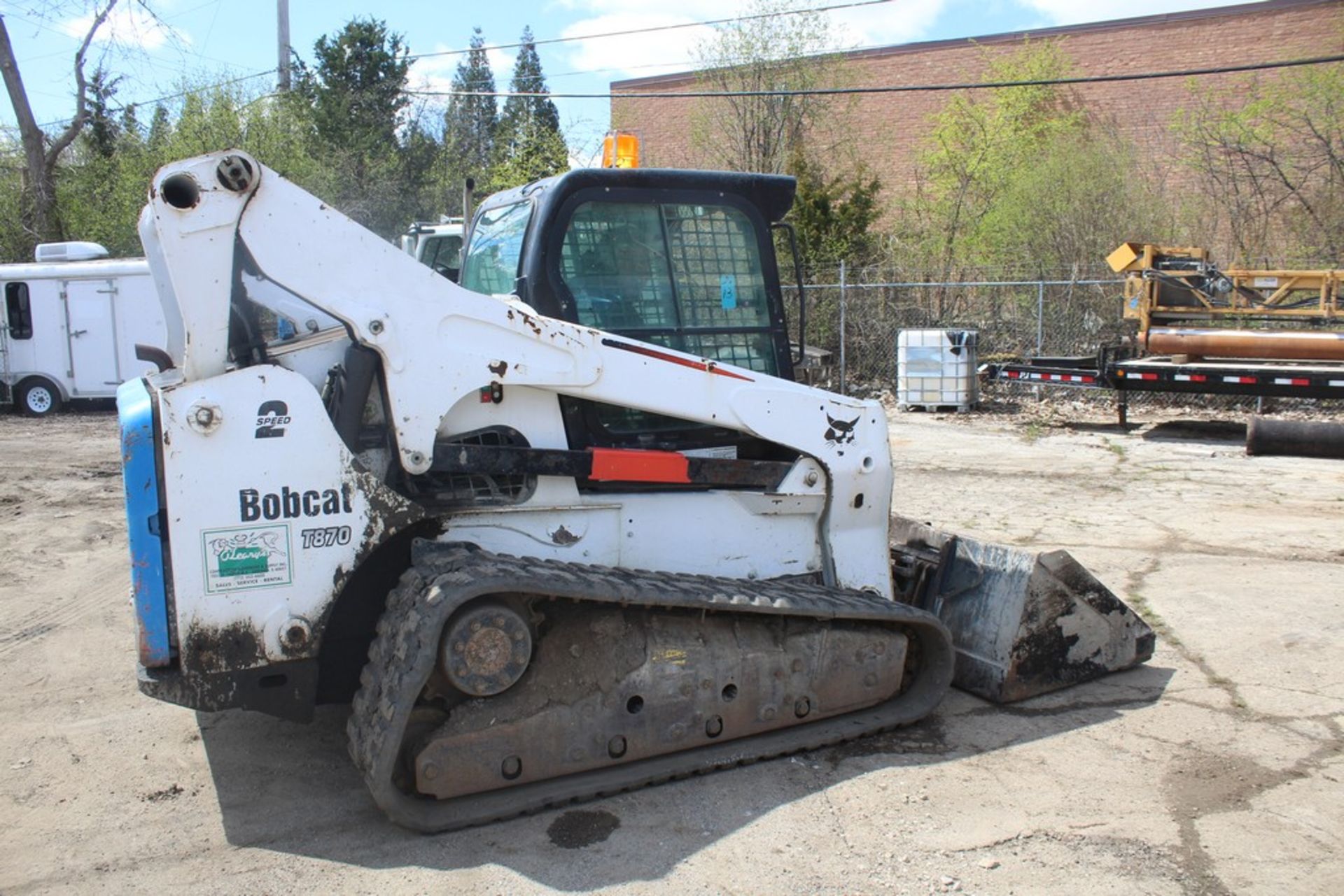 2014 BOBCAT T870 2-SPEED COMPACT TRACK LOADER S/N: AN8L12647 (2014) 84-IN. UNIVERSAL BUCKET, AUX. - Image 2 of 11