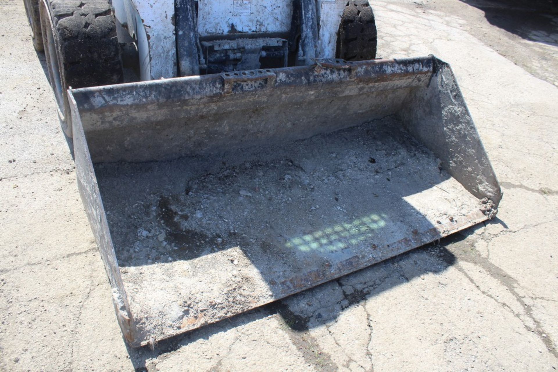 2014 BOBCAT S770 2-SPEED SKID STEER LOADER S/N: ATF212466 (2014) 72-IN. UNIVERSAL BUCKET, AUX. HYD., - Image 2 of 11