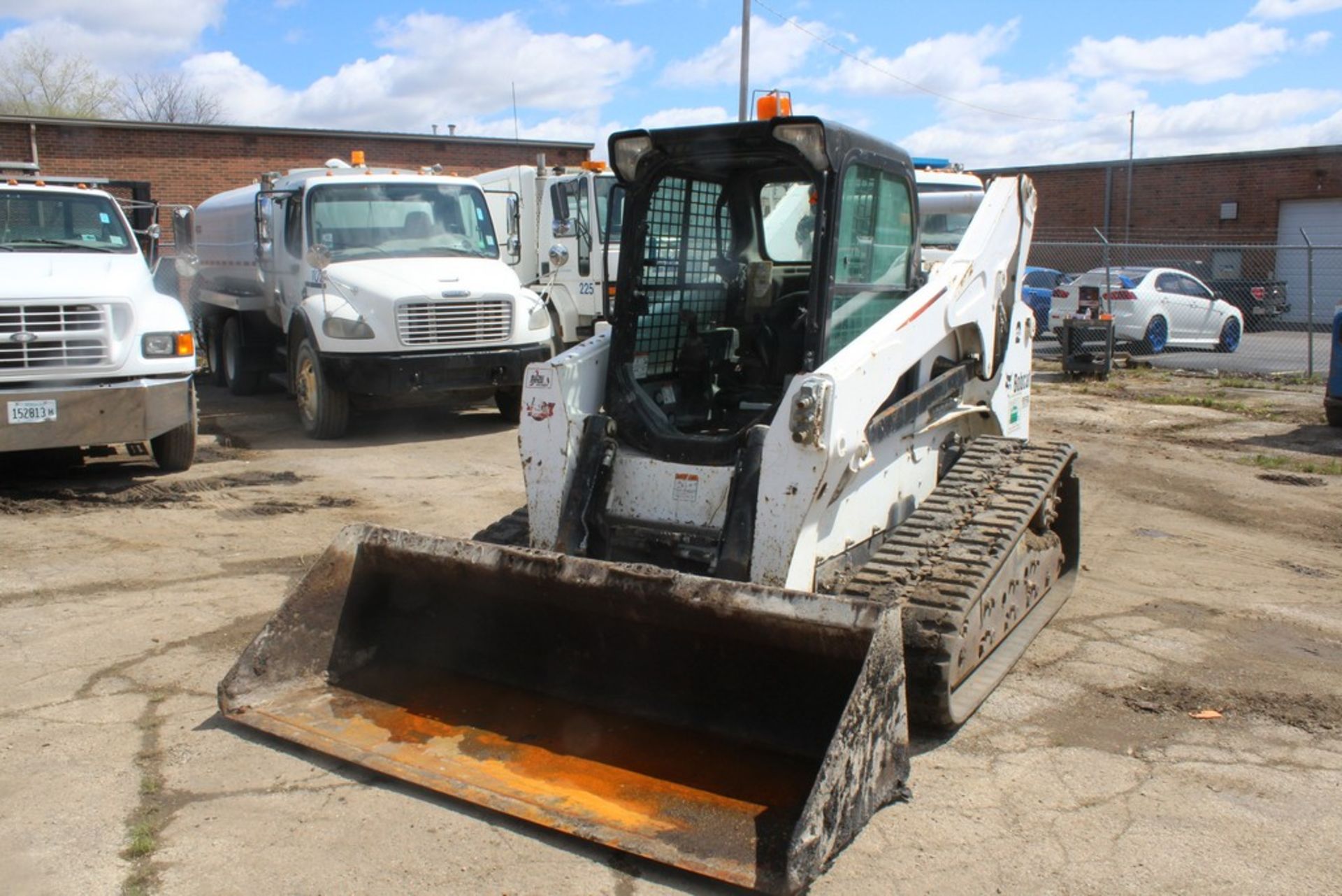 2014 BOBCAT T870 2-SPEED COMPACT TRACK LOADER S/N: AN8L12647 (2014) 84-IN. UNIVERSAL BUCKET, AUX. - Image 5 of 11