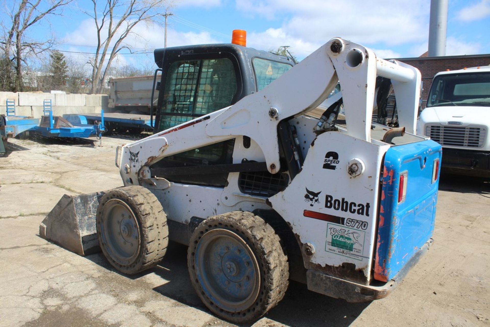 2014 BOBCAT S770 2-SPEED SKID STEER LOADER S/N: ATF212466 (2014) 72-IN. UNIVERSAL BUCKET, AUX. HYD., - Image 5 of 11