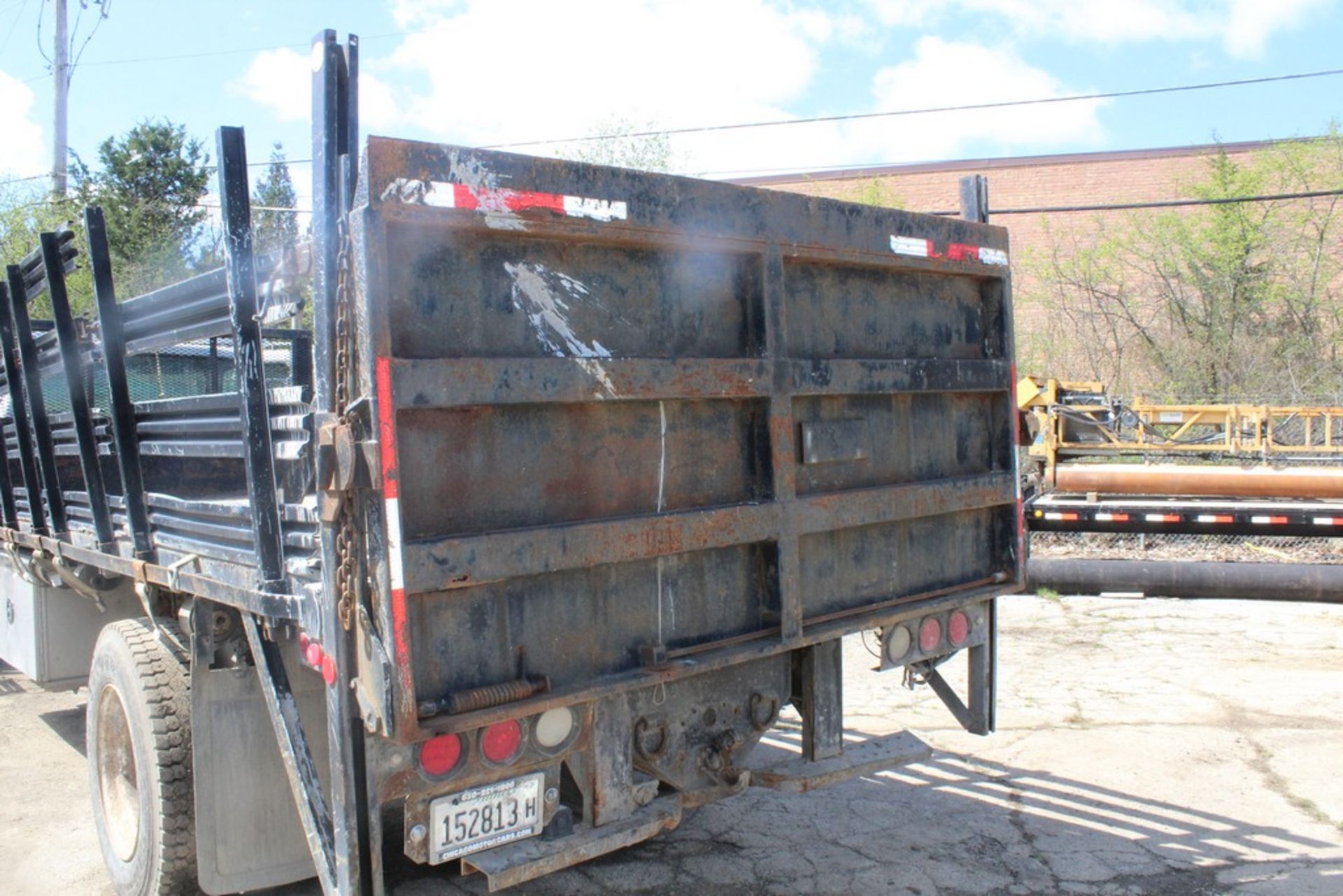 2000 FORD F-650 XL SUPER DUTY 18-FT. S/A STAKE-SIDE FLATBED TRUCK VIN: 3FDNF6527YMA51694 (2000) - Image 5 of 9