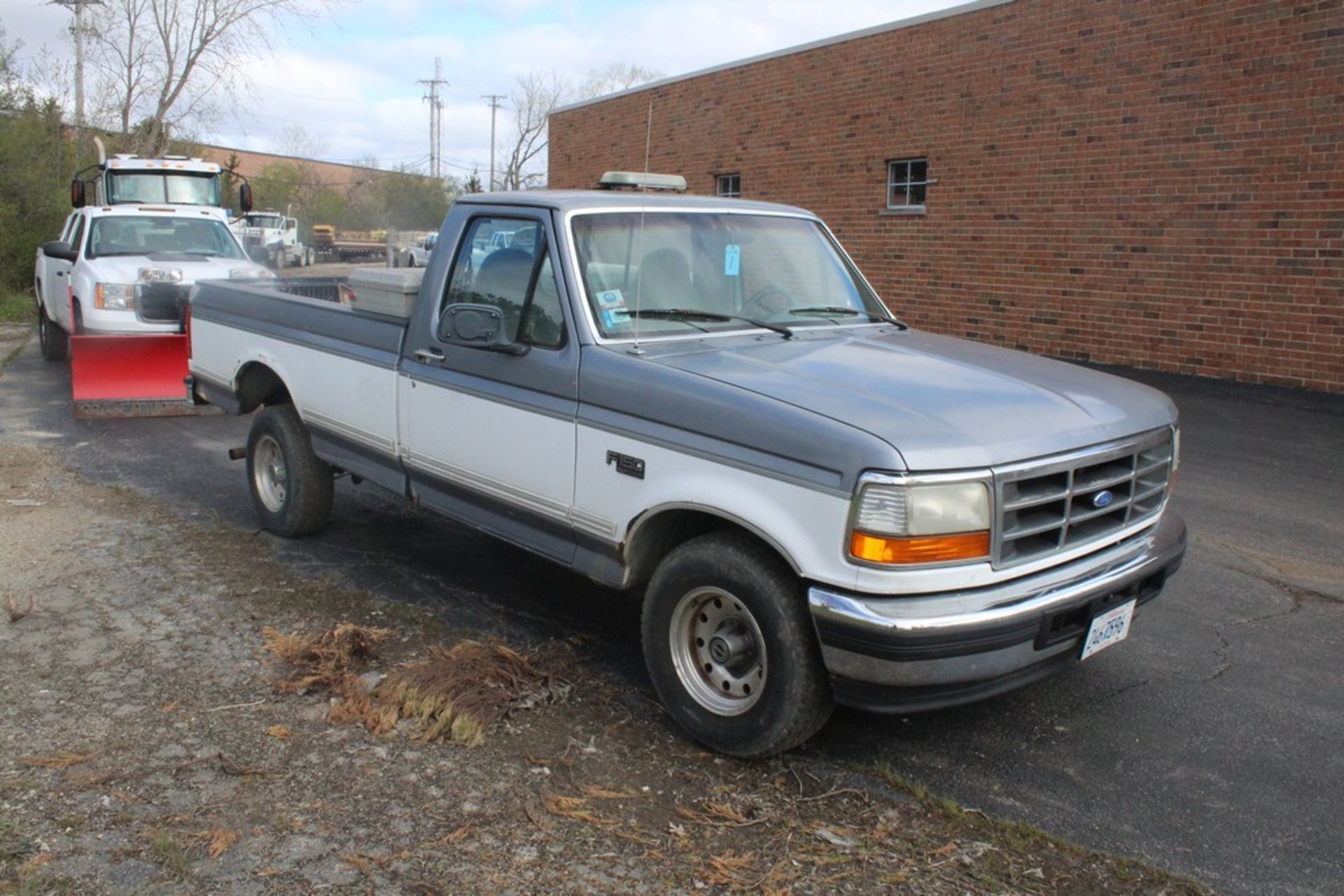 1995 FORD F-150 XLT STANDARD CAB PICKUP TRUCK VIN: 1FTEF15N0SNB74431 (1995) 5.0L V8 OHV 16V, A/T, - Image 2 of 8