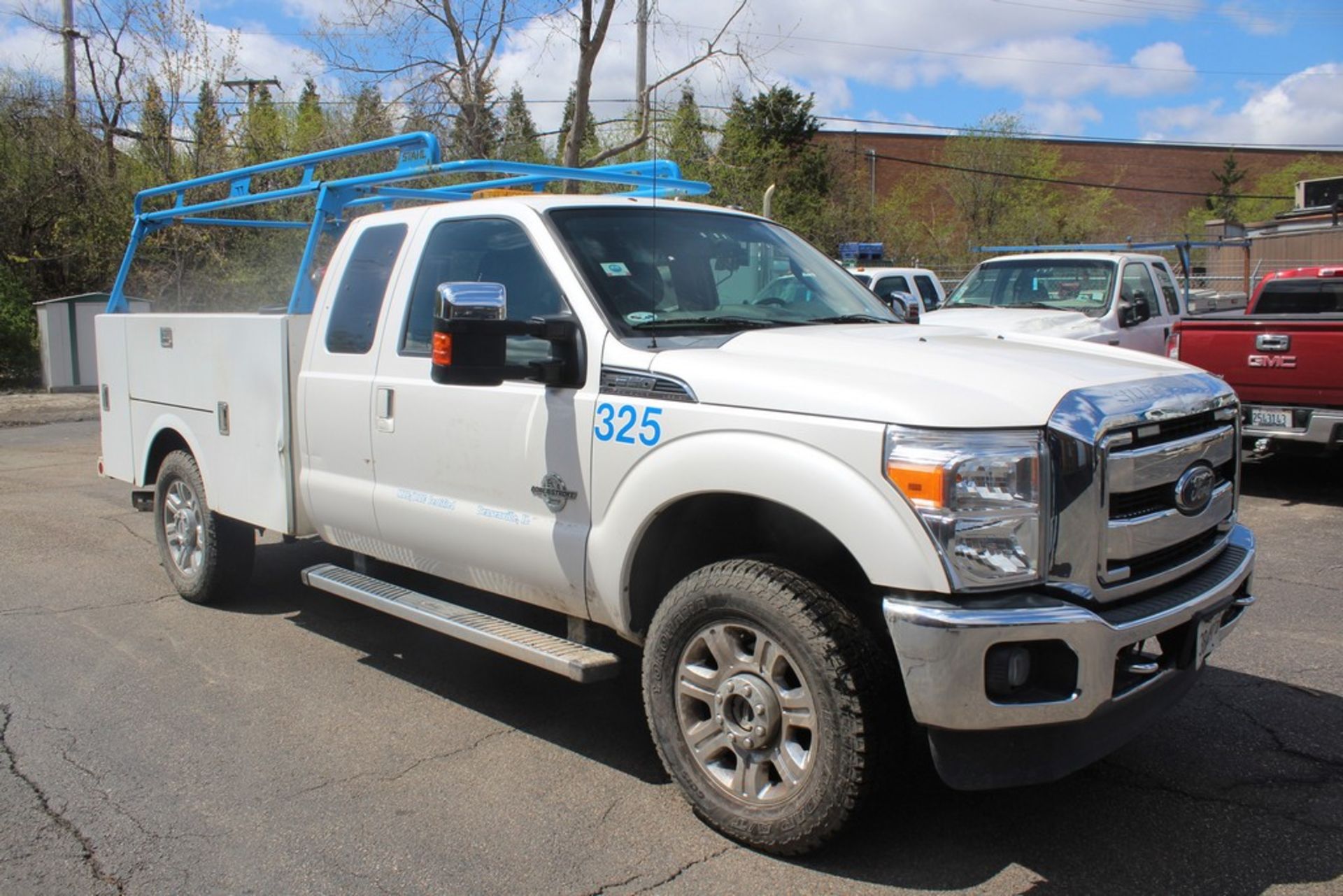 2015 FORD F-350 LARIAT SUPER DUTY EXTENDED CAB 4 X 4 UTILITY TRUCK VIN: 1FT8X3BT8FED26342 (2015) 6. - Image 2 of 10