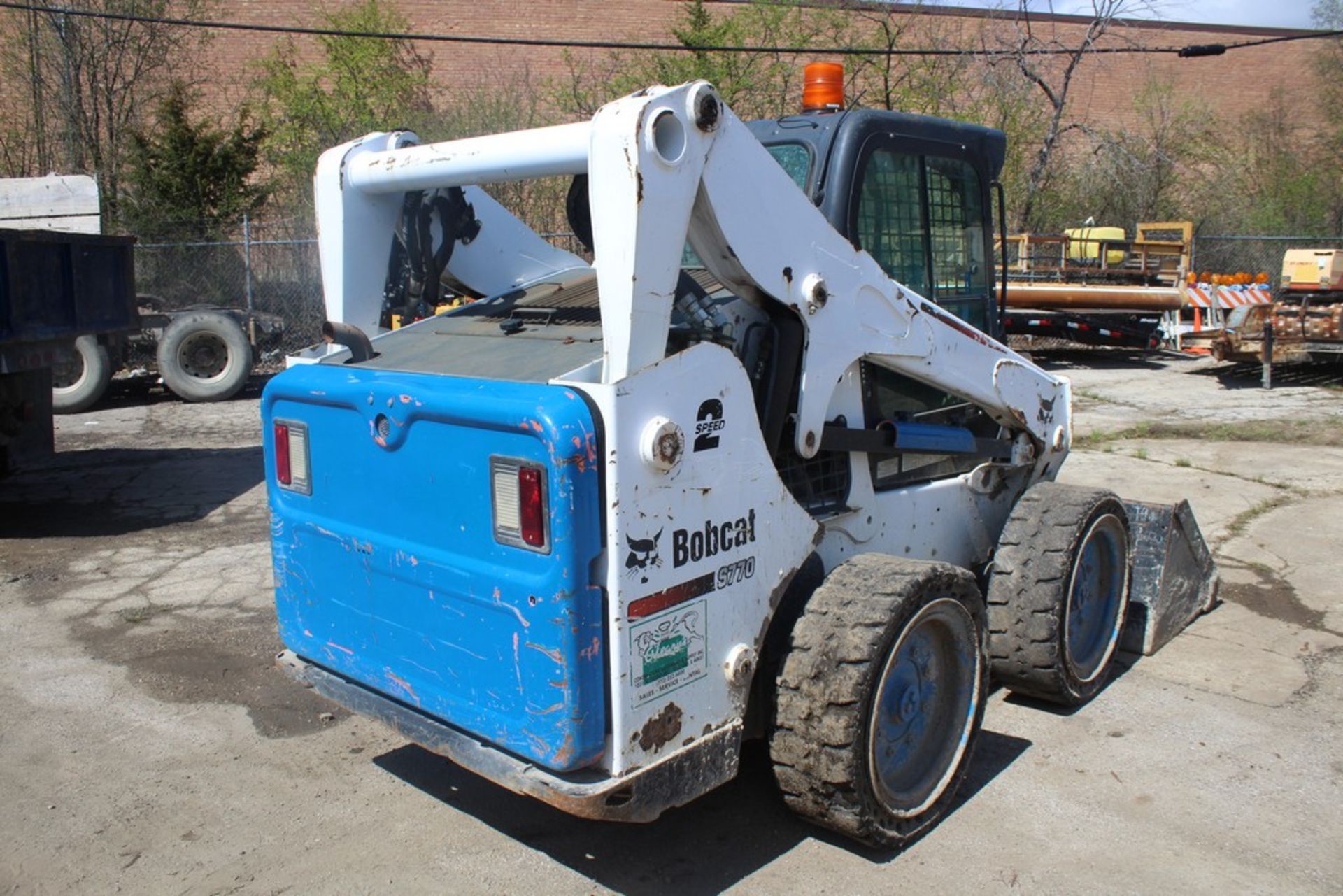 2014 BOBCAT S770 2-SPEED SKID STEER LOADER S/N: ATF212466 (2014) 72-IN. UNIVERSAL BUCKET, AUX. HYD., - Image 6 of 11