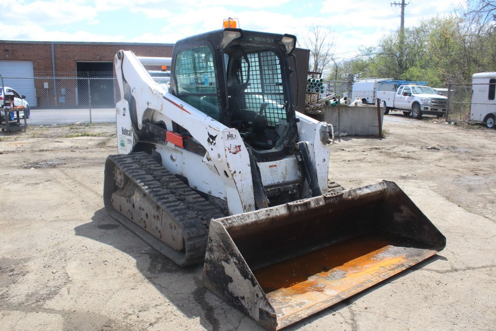 2014 BOBCAT T870 2-SPEED COMPACT TRACK LOADER S/N: AN8L12647 (2014) 84-IN. UNIVERSAL BUCKET, AUX. - Image 8 of 11